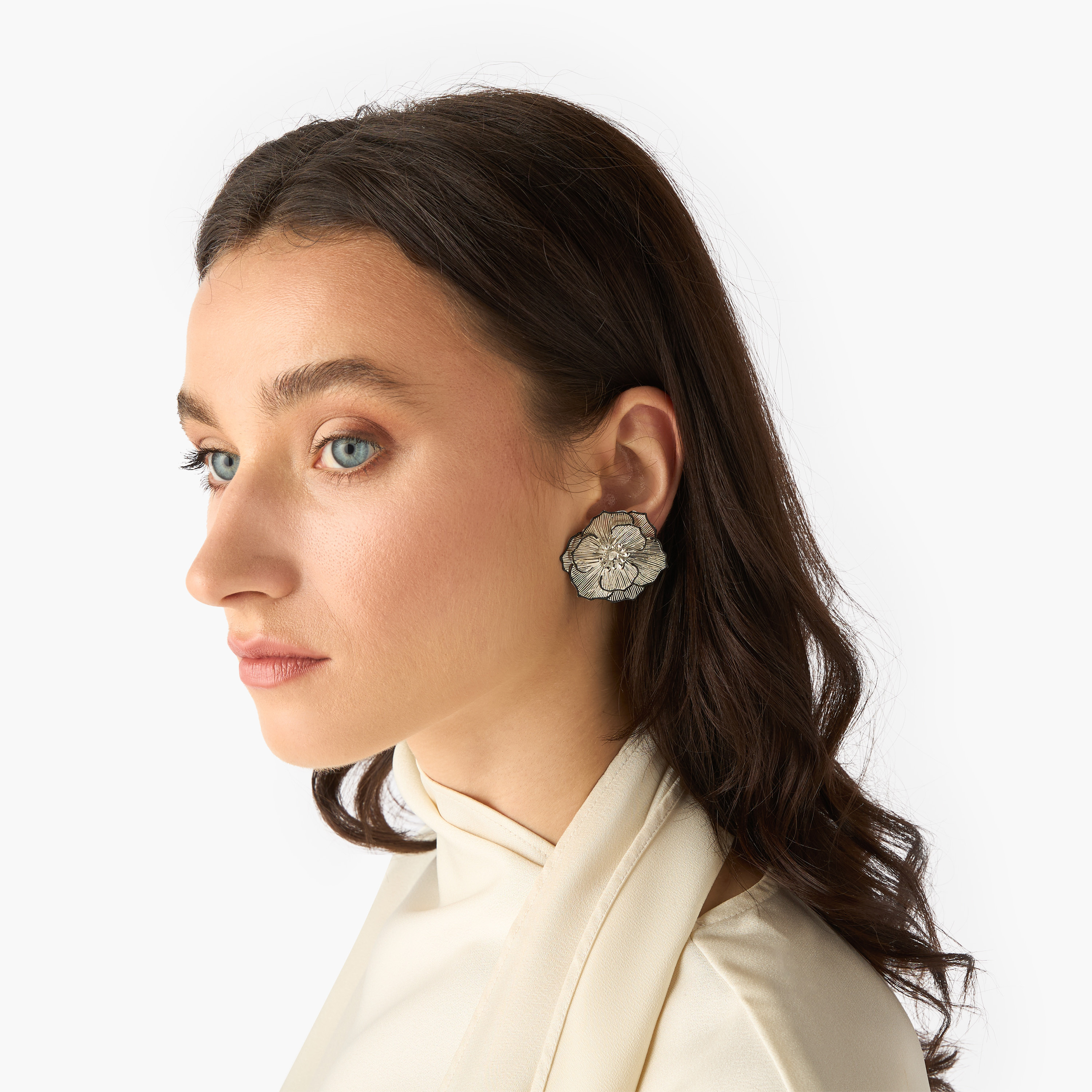 أقراط بلون فضي ومكبس إغلاق خلفي-women-watchesandjewellery-jewellery-earrings-image-2