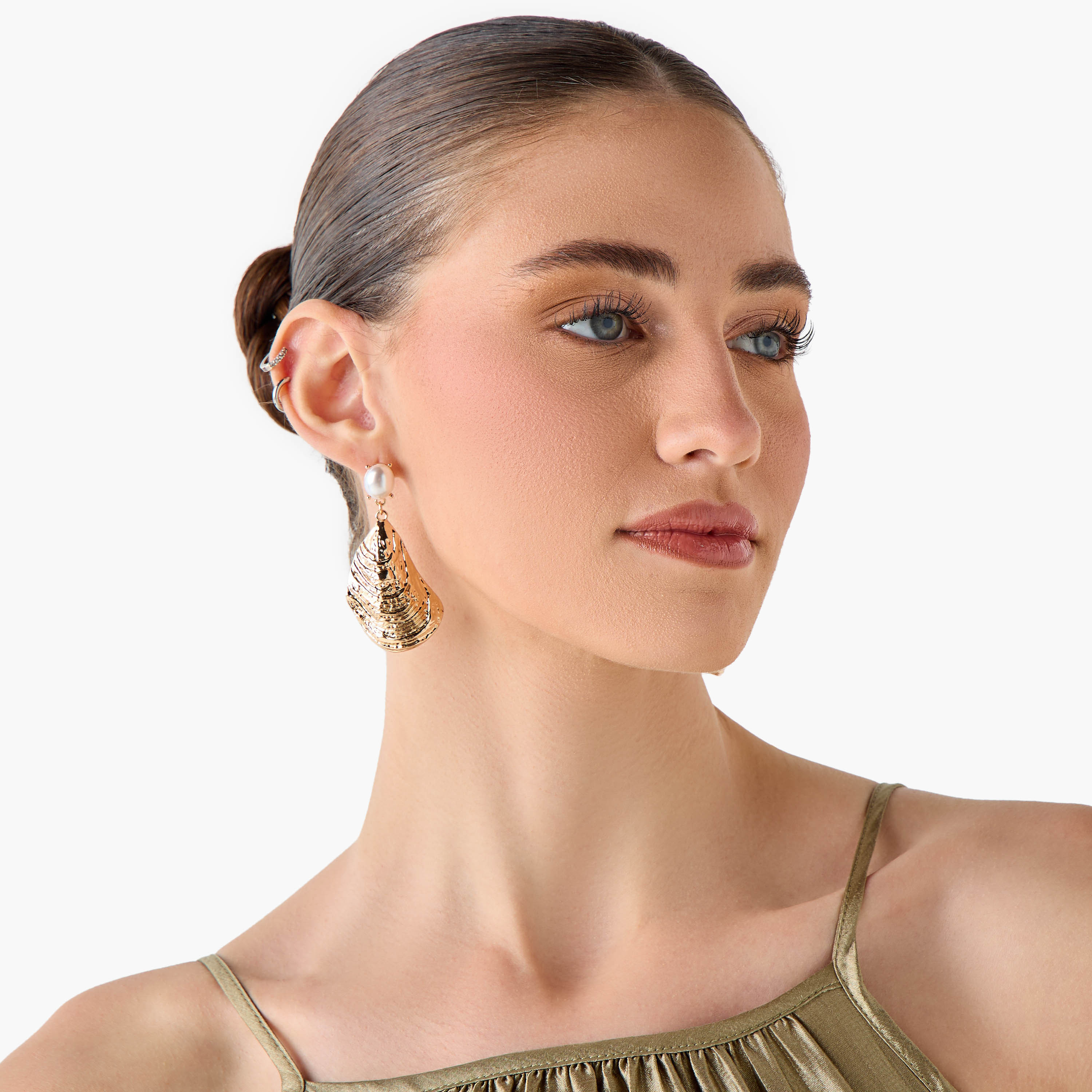 حلق متدلي بلون ذهبي ومكبس إغلاق خلفي-women-watchesandjewellery-jewellery-earrings-image-2