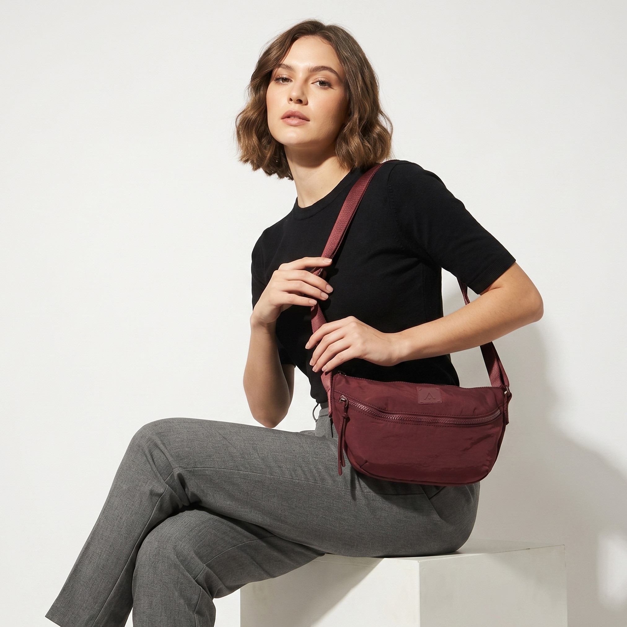 شنطة كروس بودي بارزة الملمس بسحاب إغلاق-women-bagsandwallets-handbags-image-2