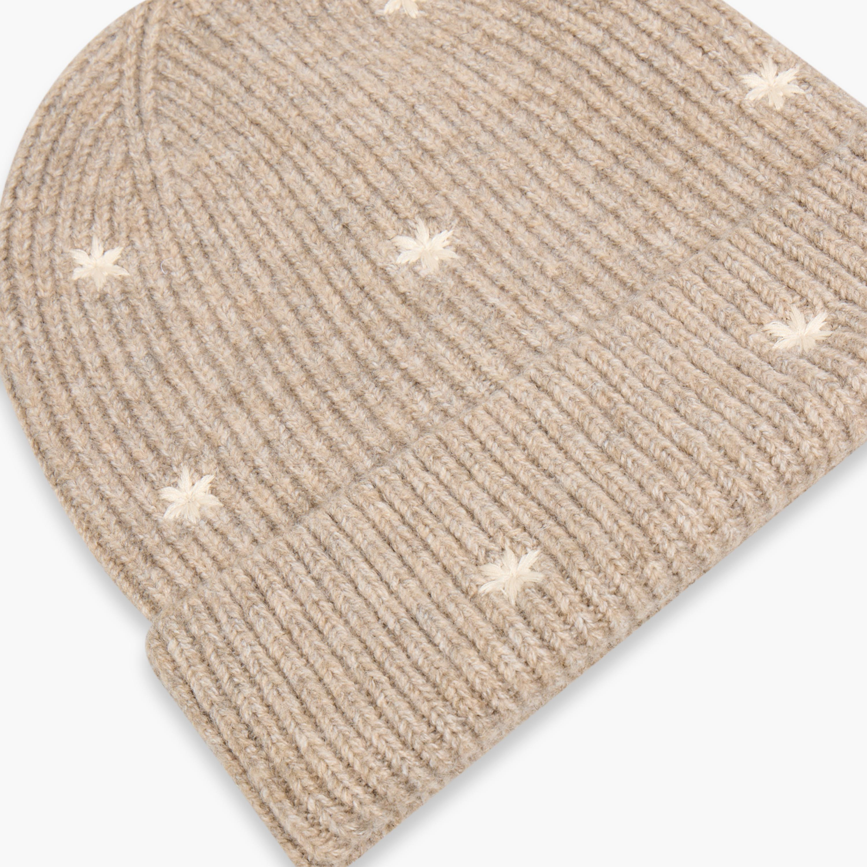 قبعة بيني محبوكة بتطريز ورد ناعم-women-winterwear-capsandhats-image-3