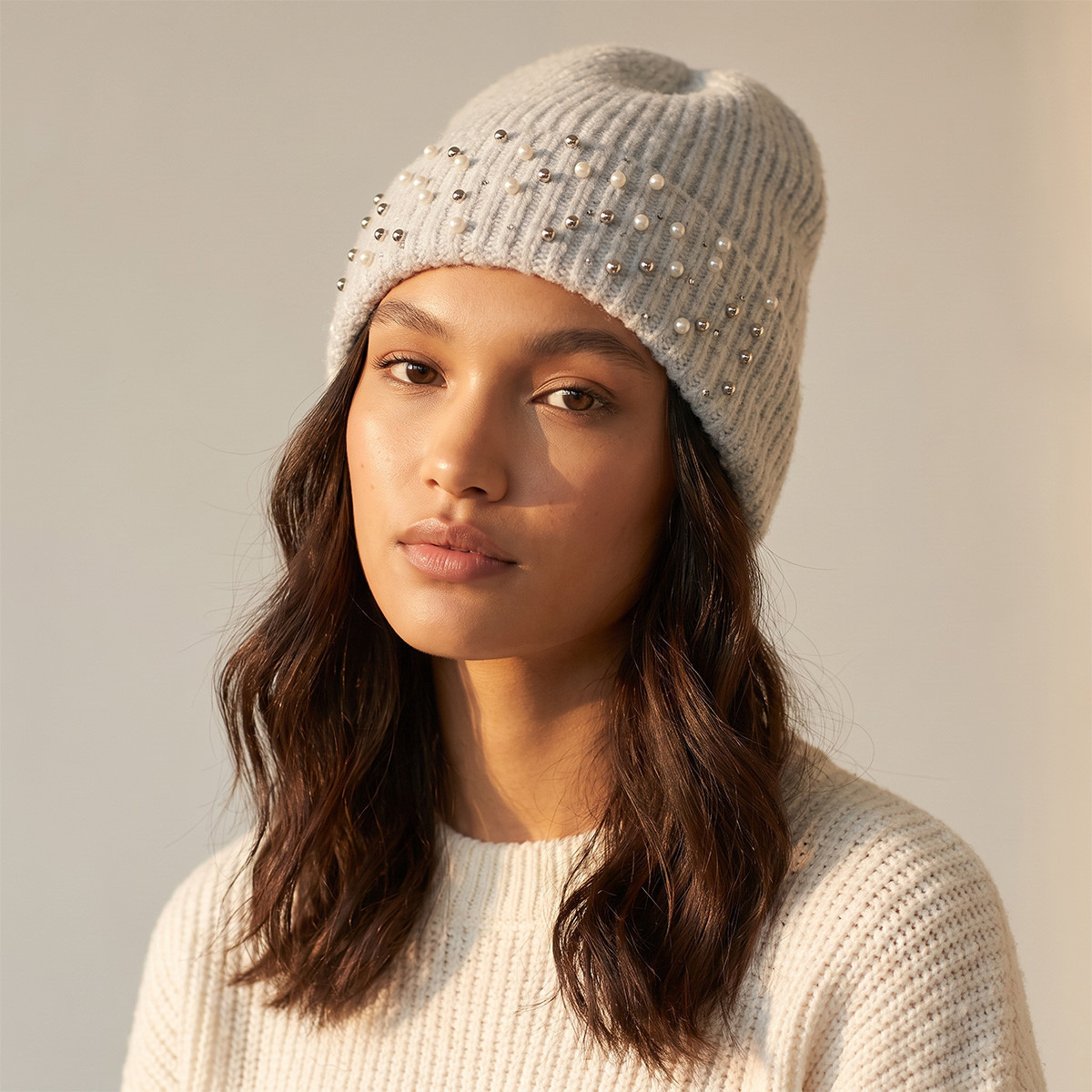 قبعة بيني مزينة بحواف مطوية أنيقة-women-winterwear-capsandhats-image-2