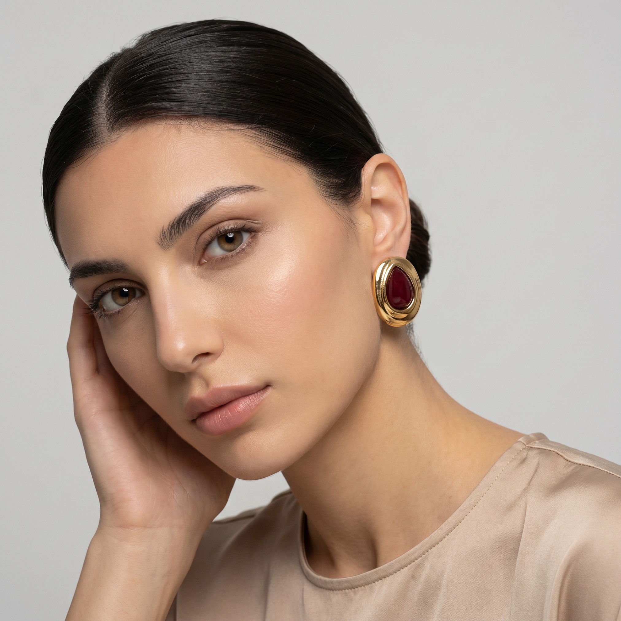 أقراط مرصعة مزينة بلون ذهبي ومكبس إغلاق-women-watchesandjewellery-jewellery-earrings-image-2