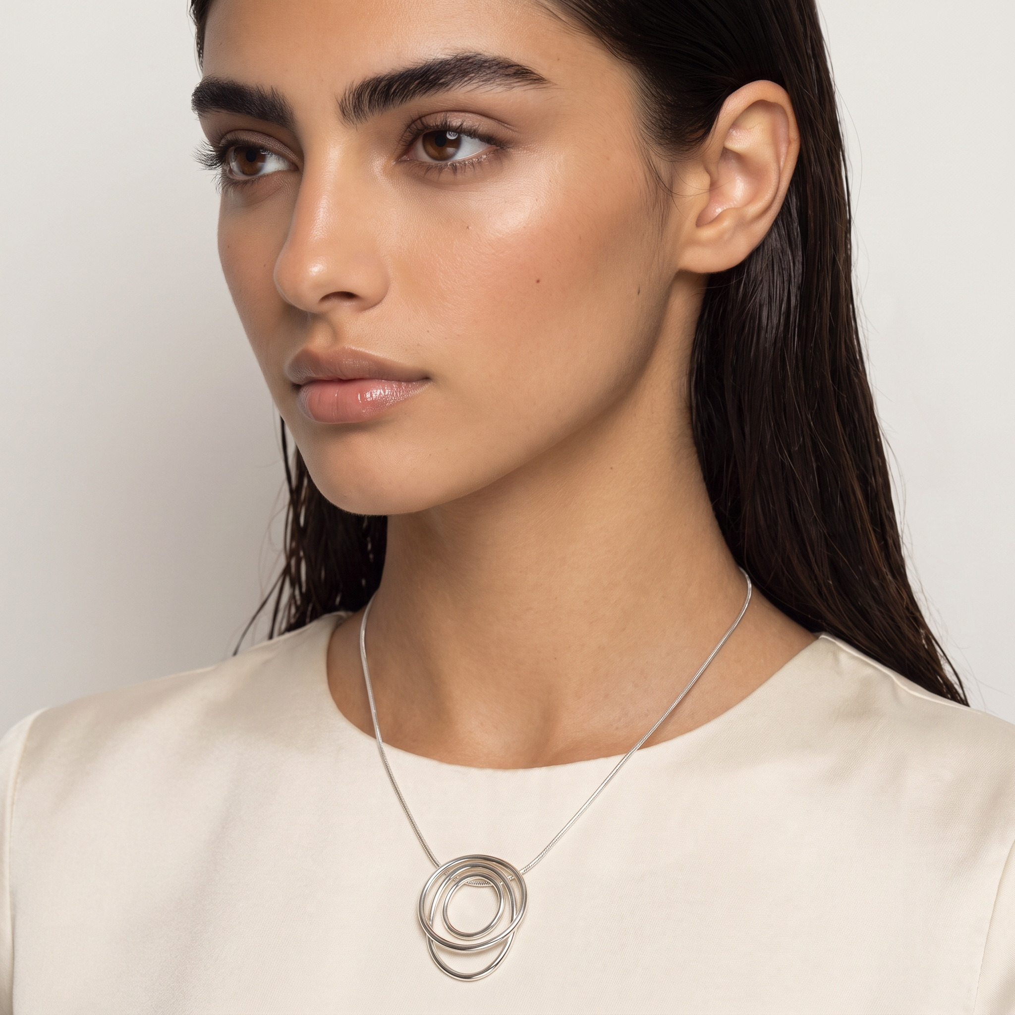 قلادة فضية بتصميم دائري-women-watchesandjewellery-jewellery-necklacesandpendants-image-2