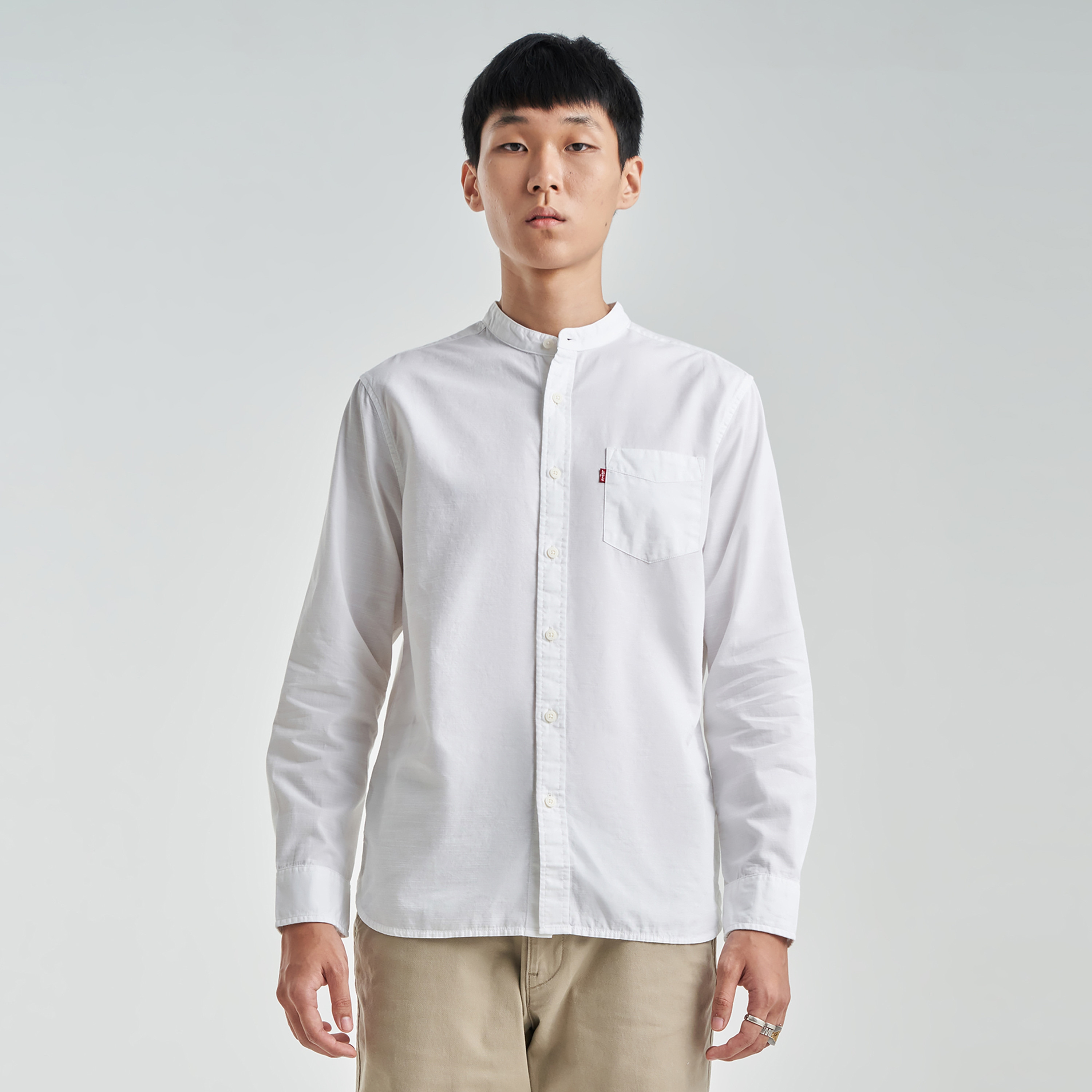 قميص كاجوال بأكمام طويلة ذو ياقة ماندرين سادة من ليفايز-men-clothing-shirts-image-1