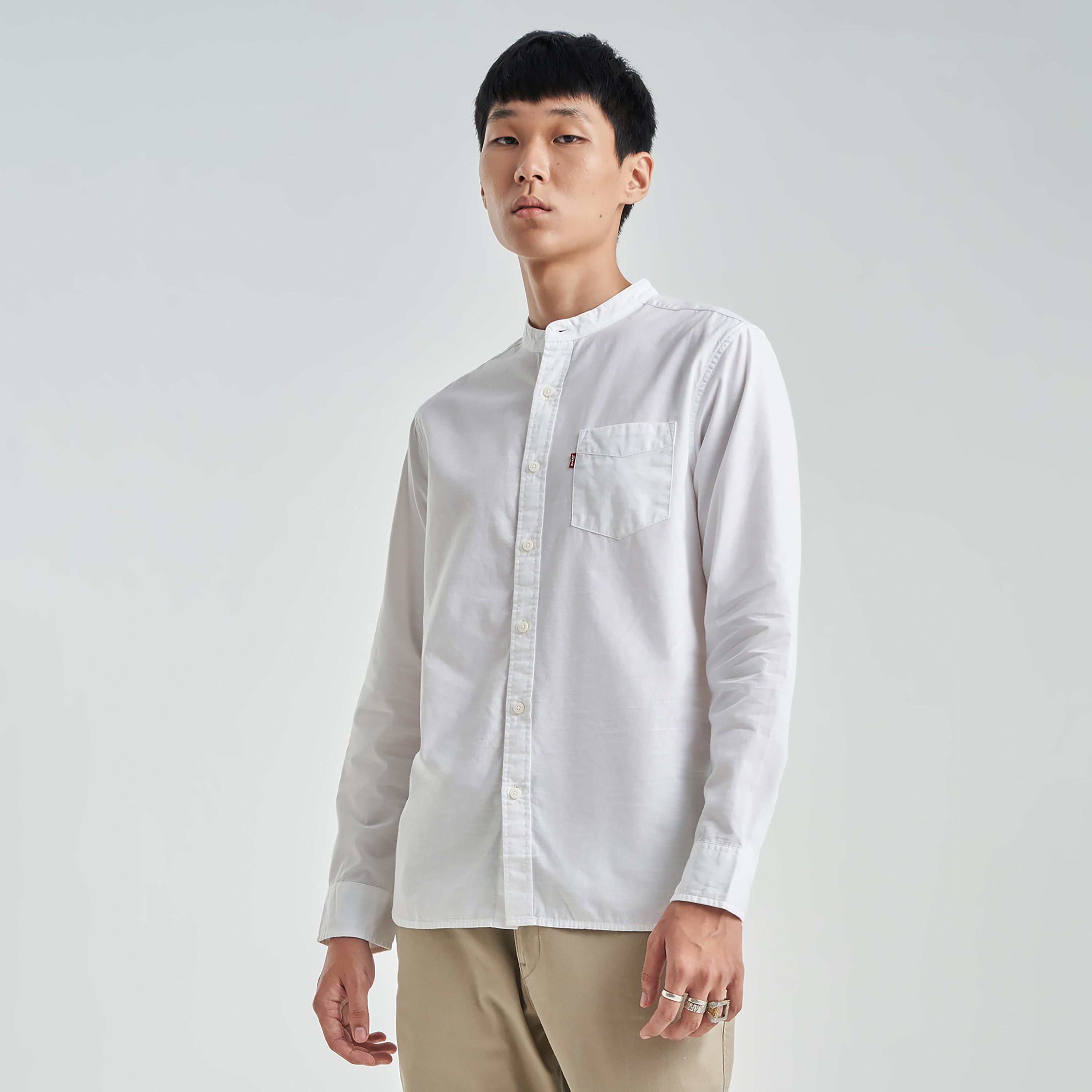 قميص كاجوال بأكمام طويلة ذو ياقة ماندرين سادة من ليفايز-men-clothing-shirts-image-2