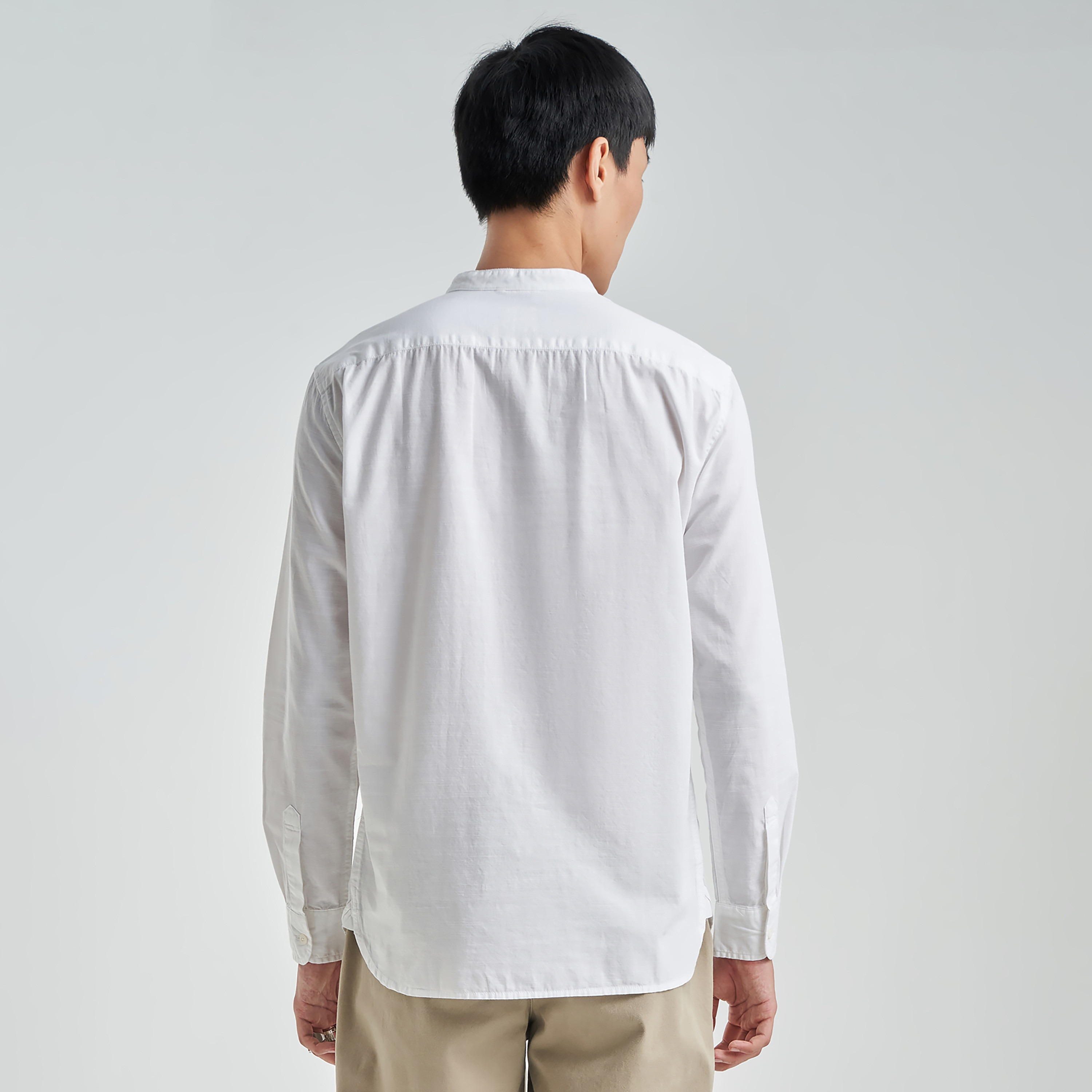 قميص كاجوال بأكمام طويلة ذو ياقة ماندرين سادة من ليفايز-men-clothing-shirts-image-3