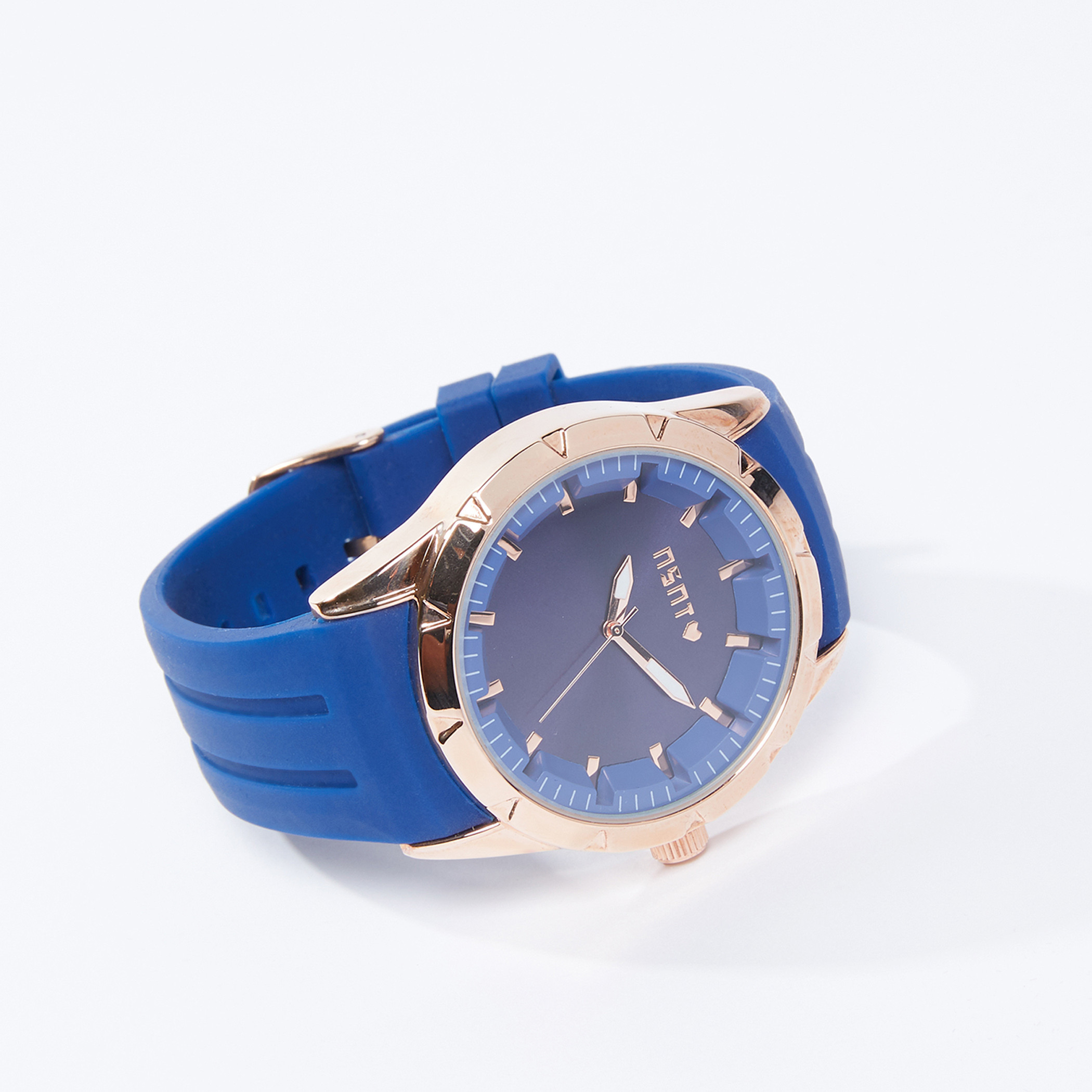 Round Wrist Watch with Textured Strap and Pin Buckle Closure