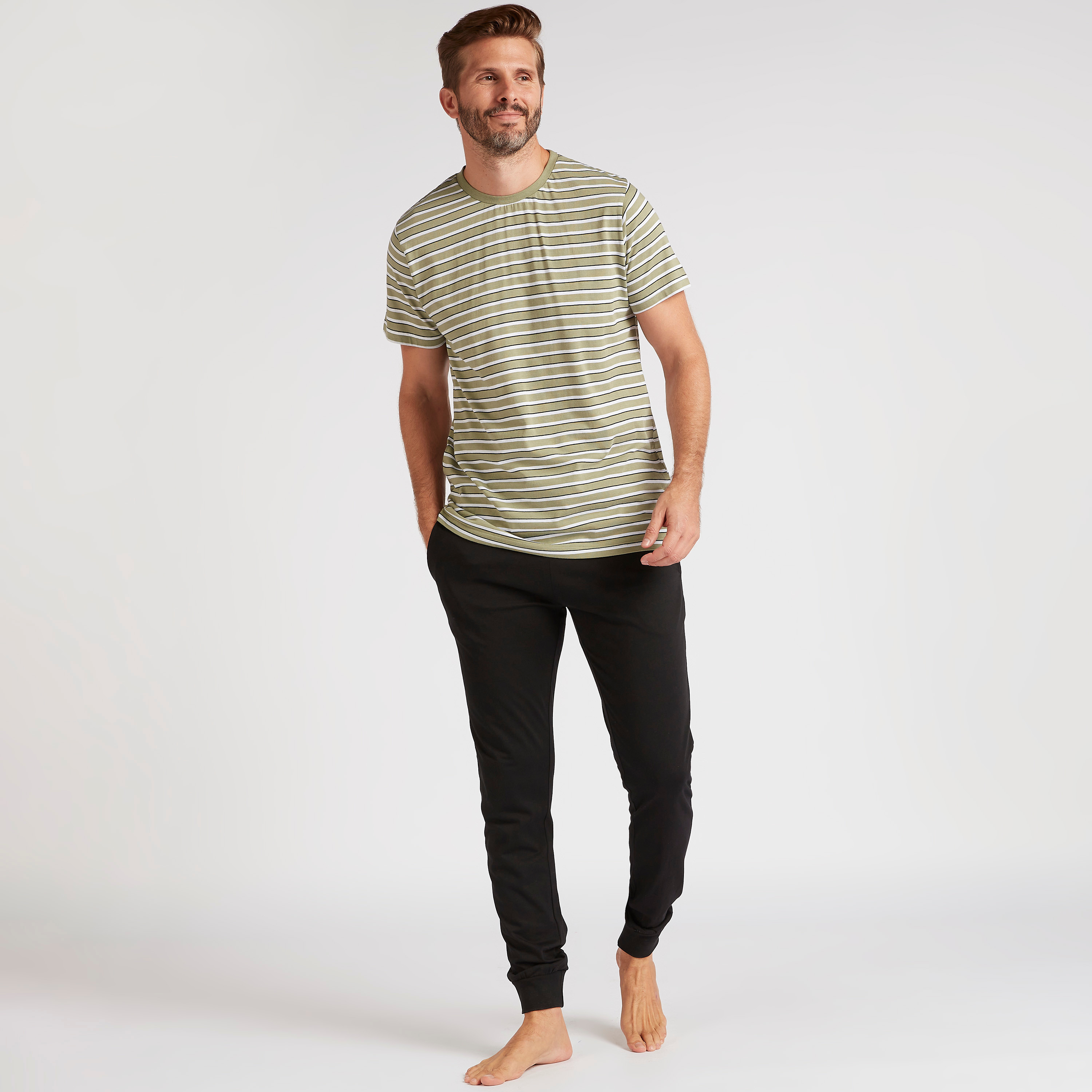 طقم بنطلون بيجاما وتيشيرت مخطط بياقة ضيقة-men-clothing-nightwear-sets-image-1