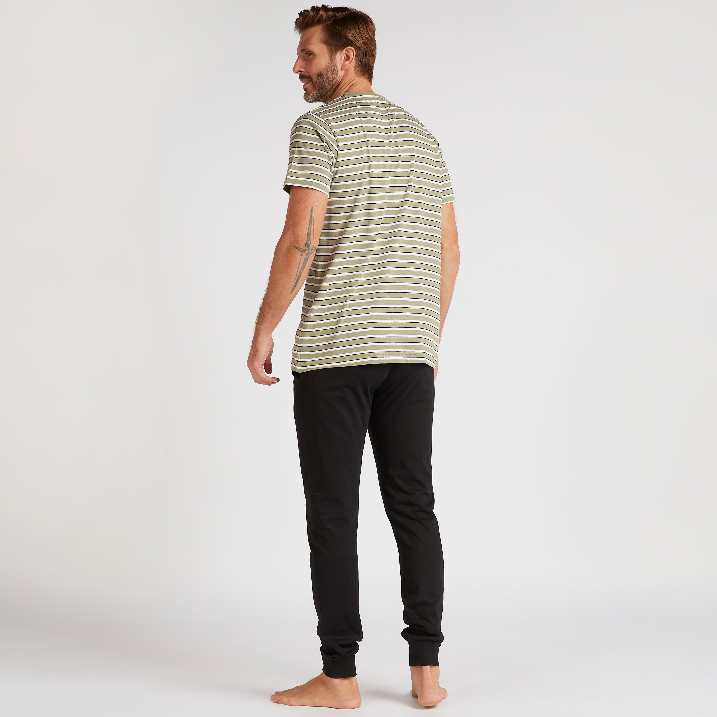 طقم بنطلون بيجاما وتيشيرت مخطط بياقة ضيقة-men-clothing-nightwear-sets-image-3