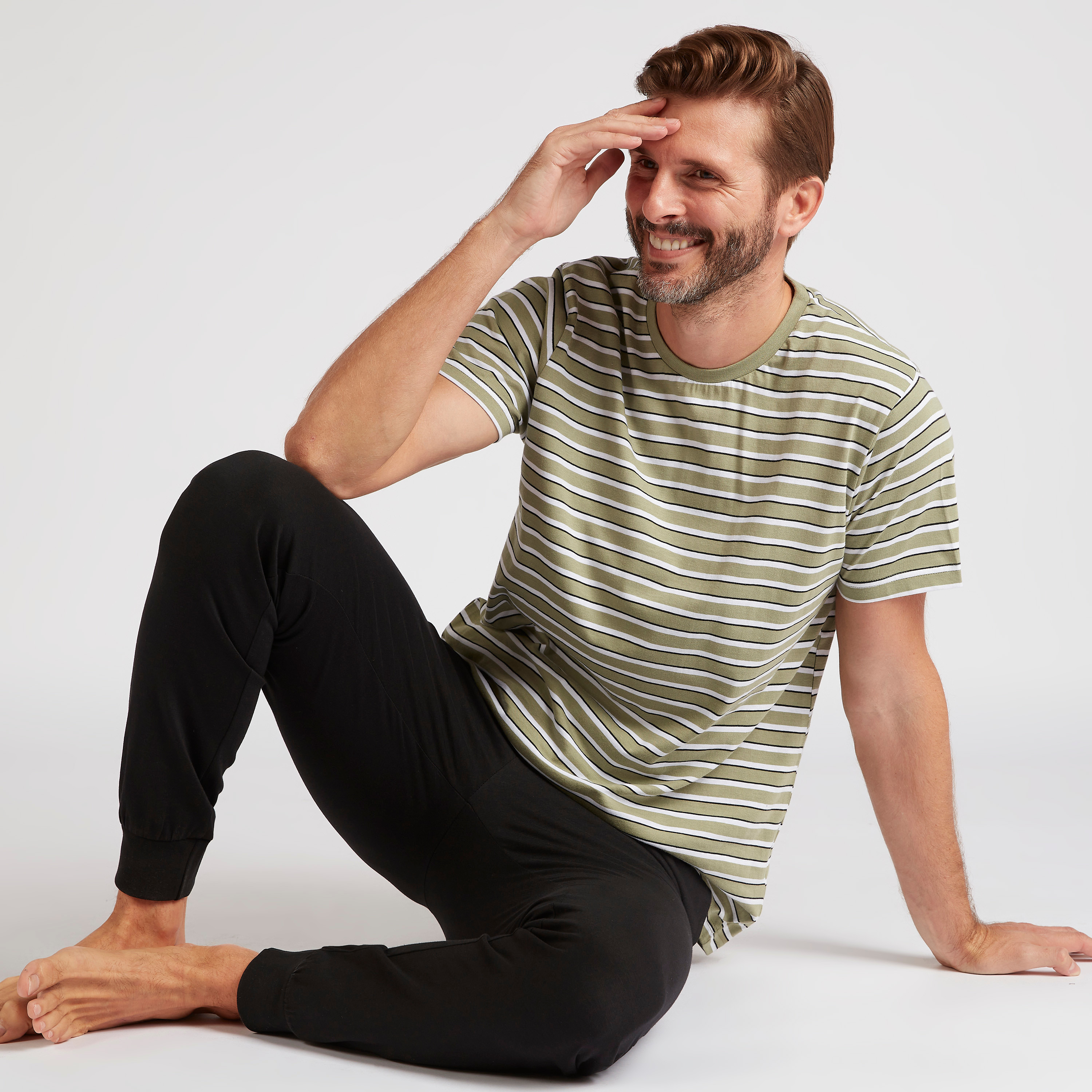 طقم بنطلون بيجاما وتيشيرت مخطط بياقة ضيقة-men-clothing-nightwear-sets-image-5