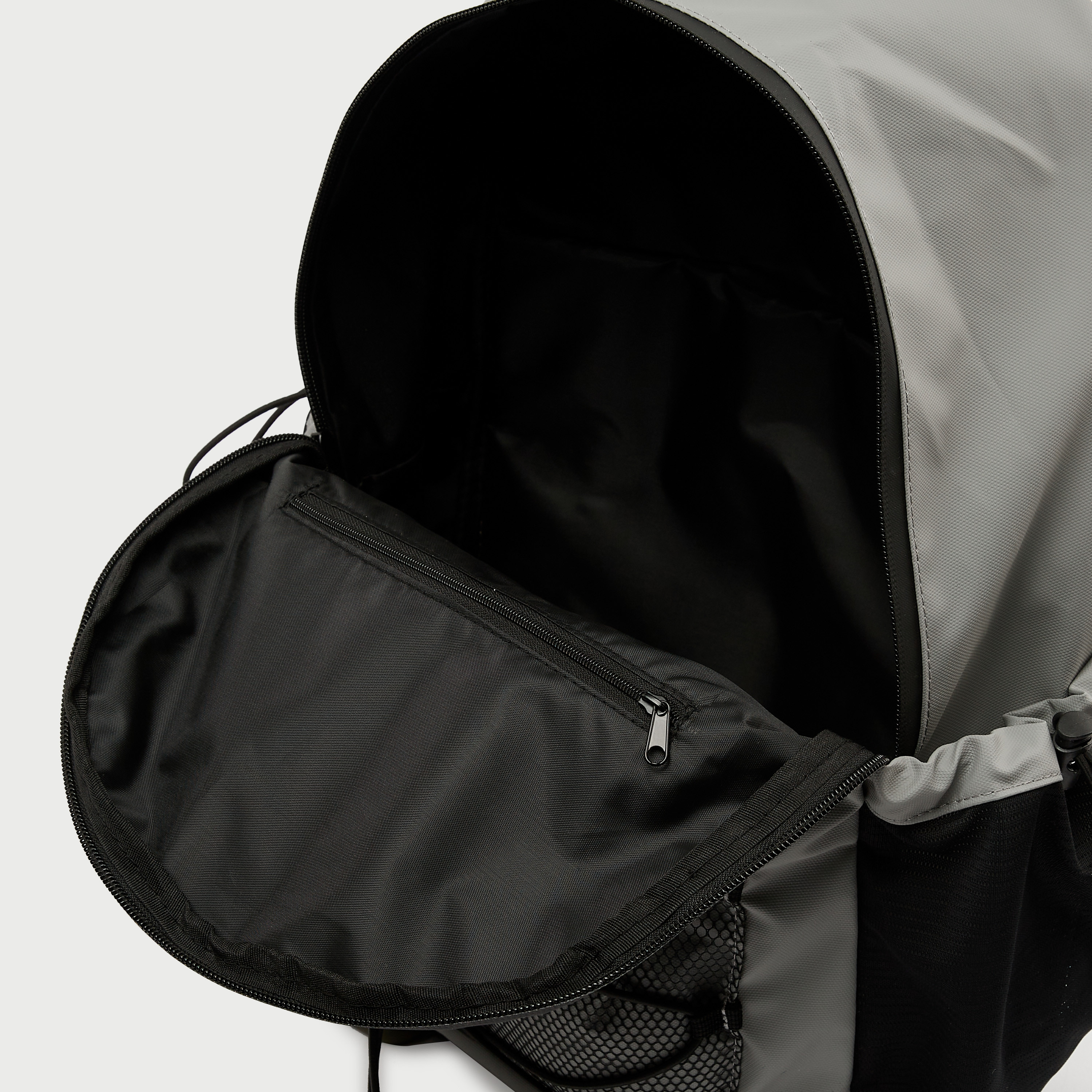 شنطة ظهر سادة بسحّاب إغلاق وتفاصيل شبكيّة-women-bagsandwallets-backpacks-image-6