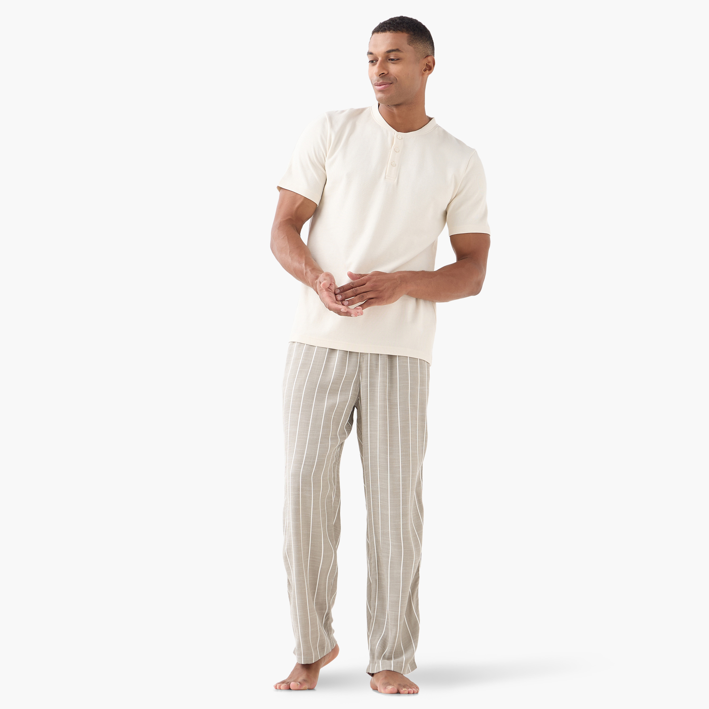 طقم بنطلون بيجاما مخطط وتيشيرت بياقة هينلي-men-clothing-nightwear-sets-image-1