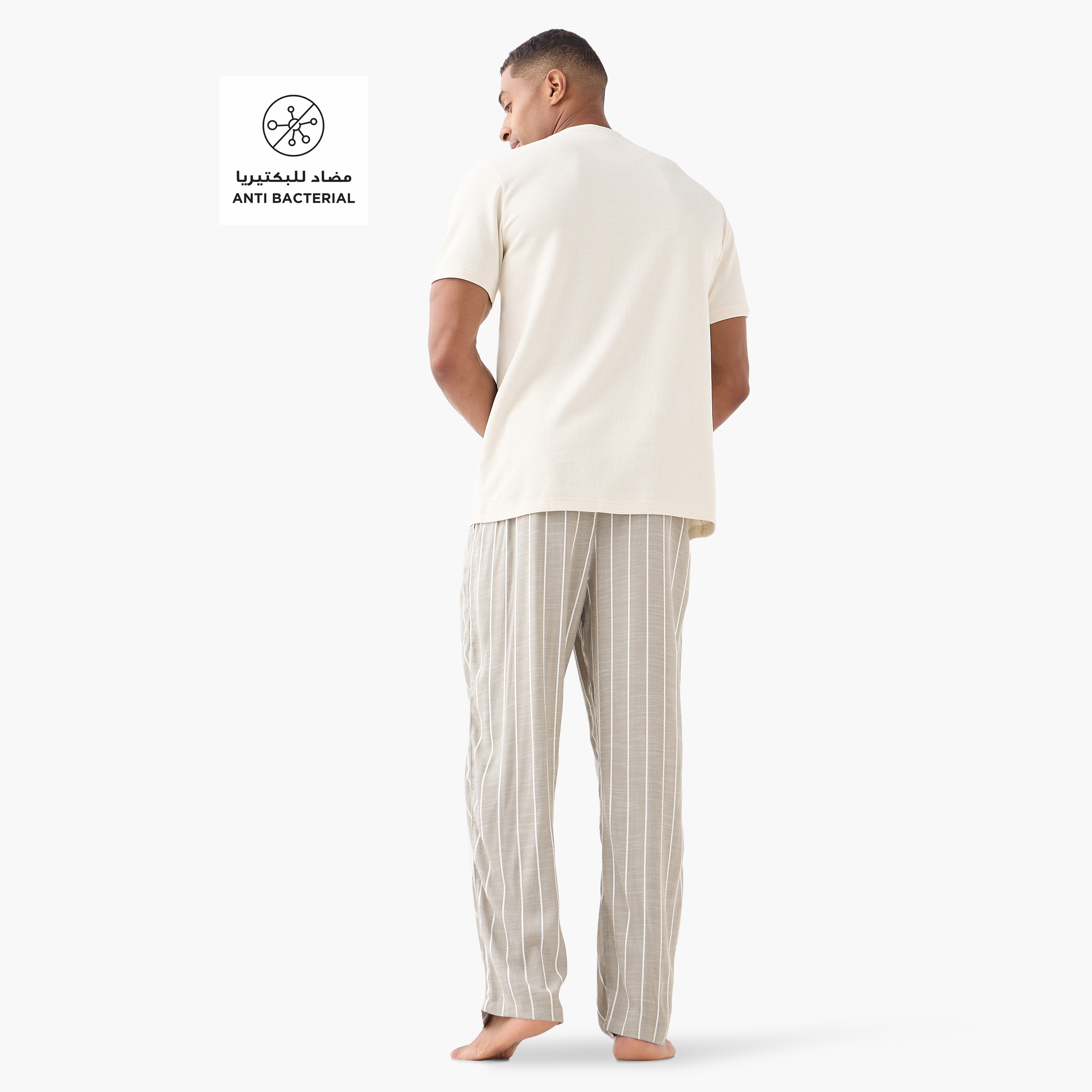 طقم بنطلون بيجاما مخطط وتيشيرت بياقة هينلي-men-clothing-nightwear-sets-image-2