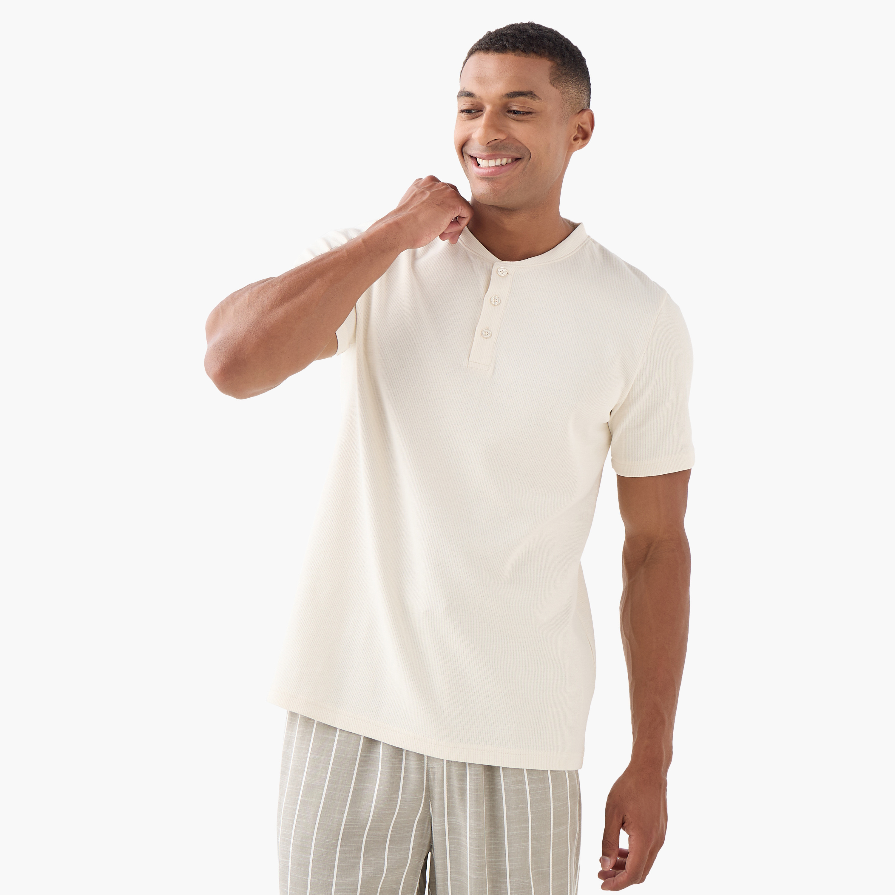 طقم بنطلون بيجاما مخطط وتيشيرت بياقة هينلي-men-clothing-nightwear-sets-image-3