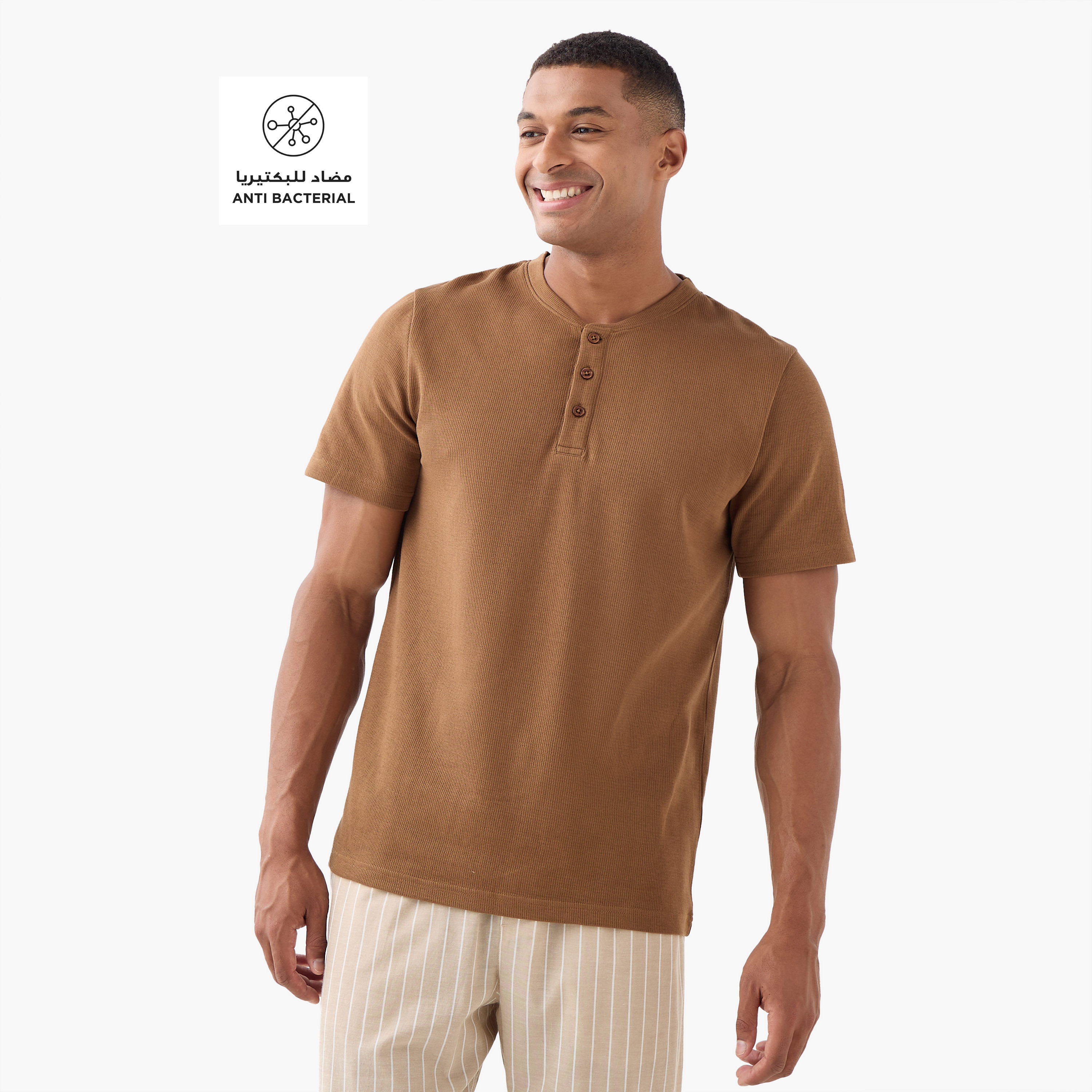 طقم تيشيرت بياقة هينلي وبنطلون بيجاما مخطط-men-clothing-nightwear-sets-image-2