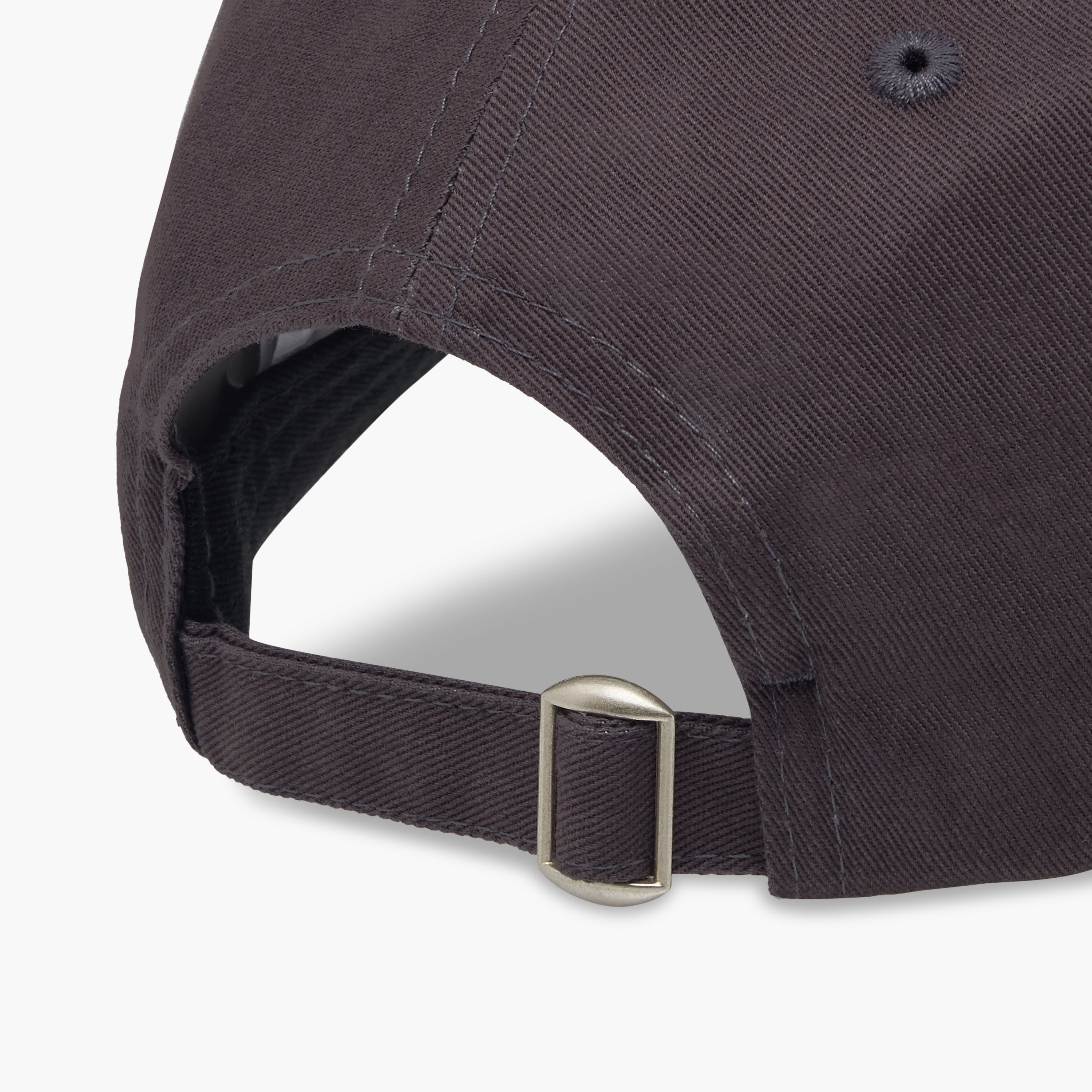 كاب بحزام بمشبك إغلاق وتطريز إيرون مايدن-men-caps-image-7