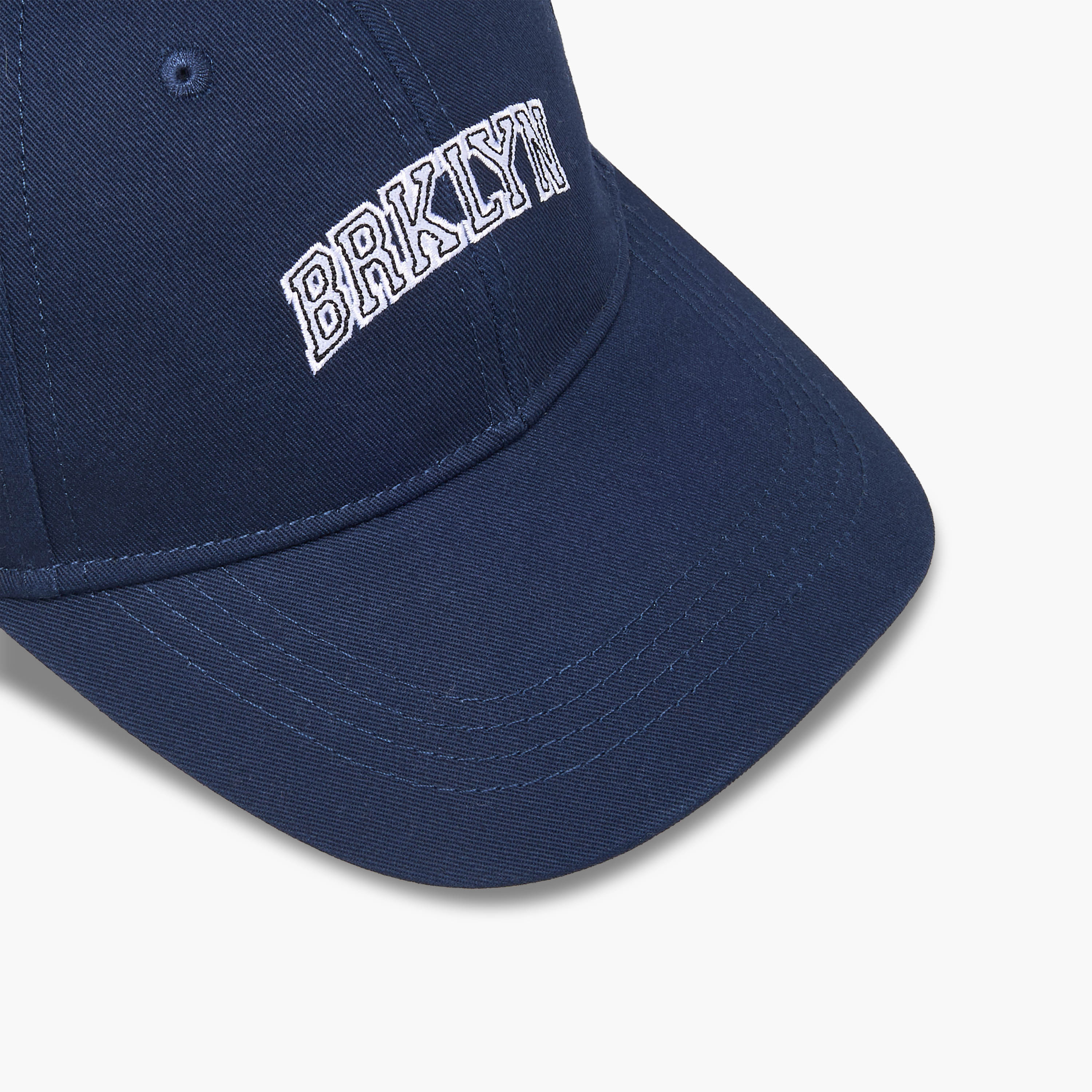 قبعة مطرزة برباط إغلاق بإبزيم-men-caps-image-7