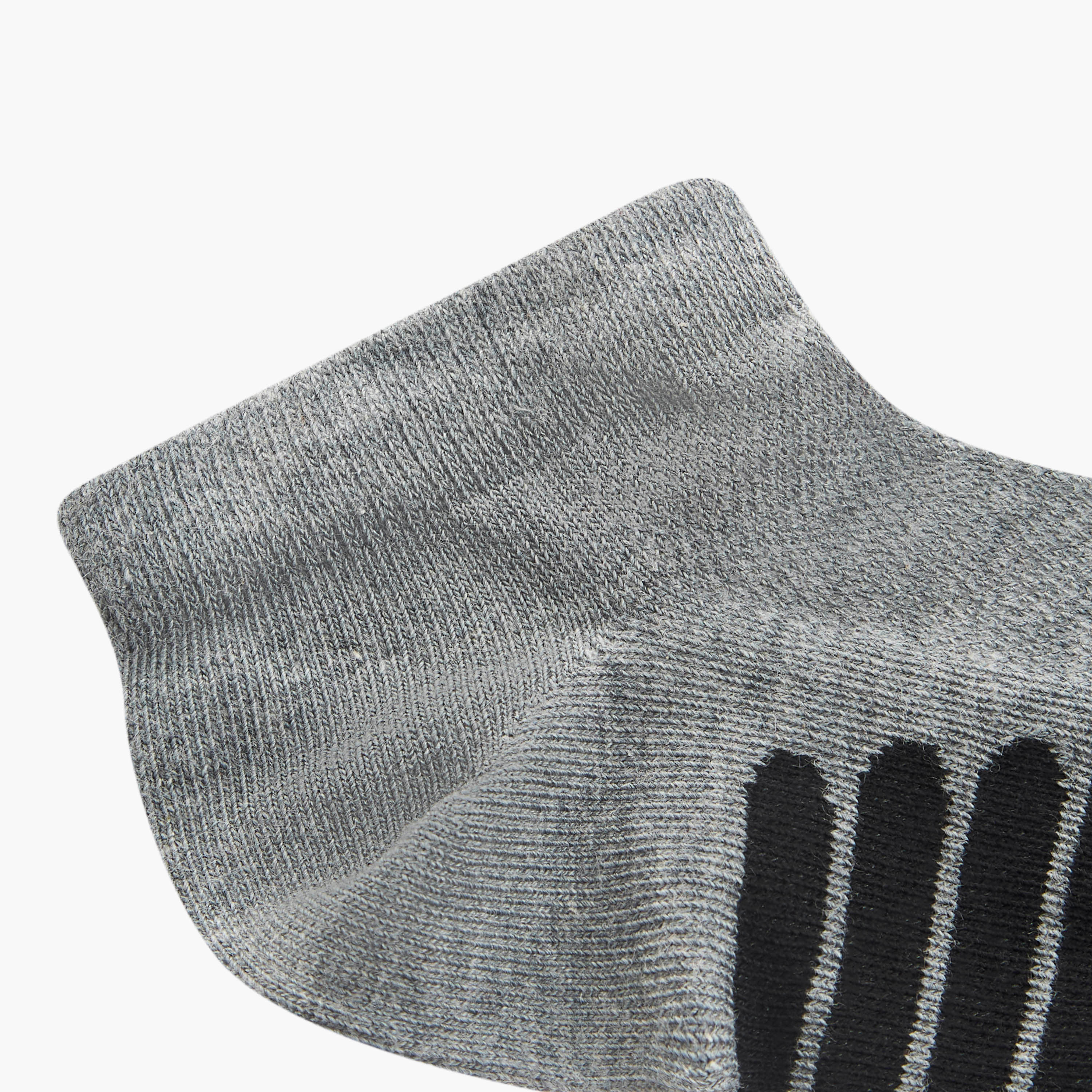 جوارب مقلّمة بطول الكاحل وحماية من البكتيريا - طقم من 3 أزواج-men-socks-image-5