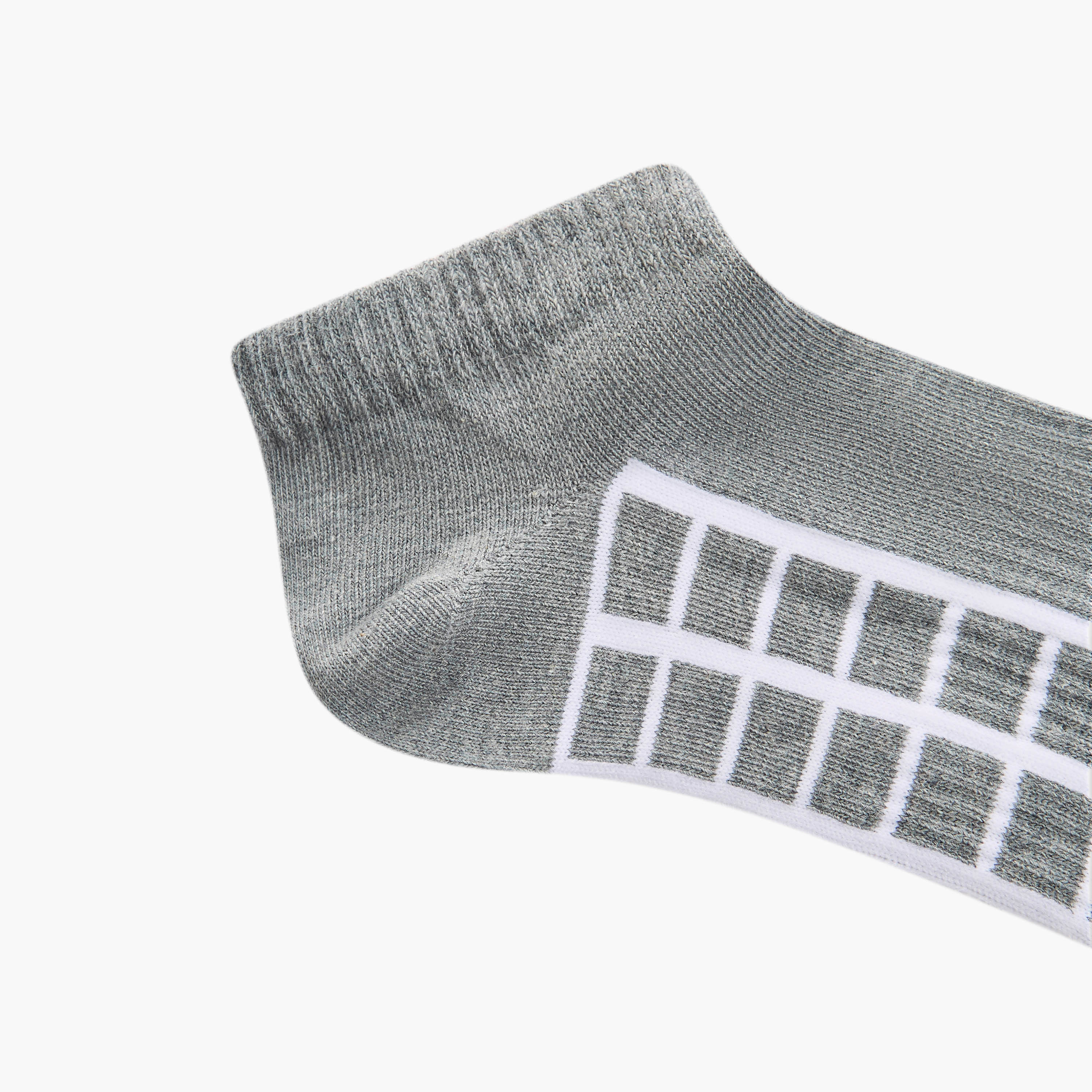 جوارب مقلّمة بطول الكاحل وحماية من البكتيريا - طقم من 3 أزواج-men-socks-image-5