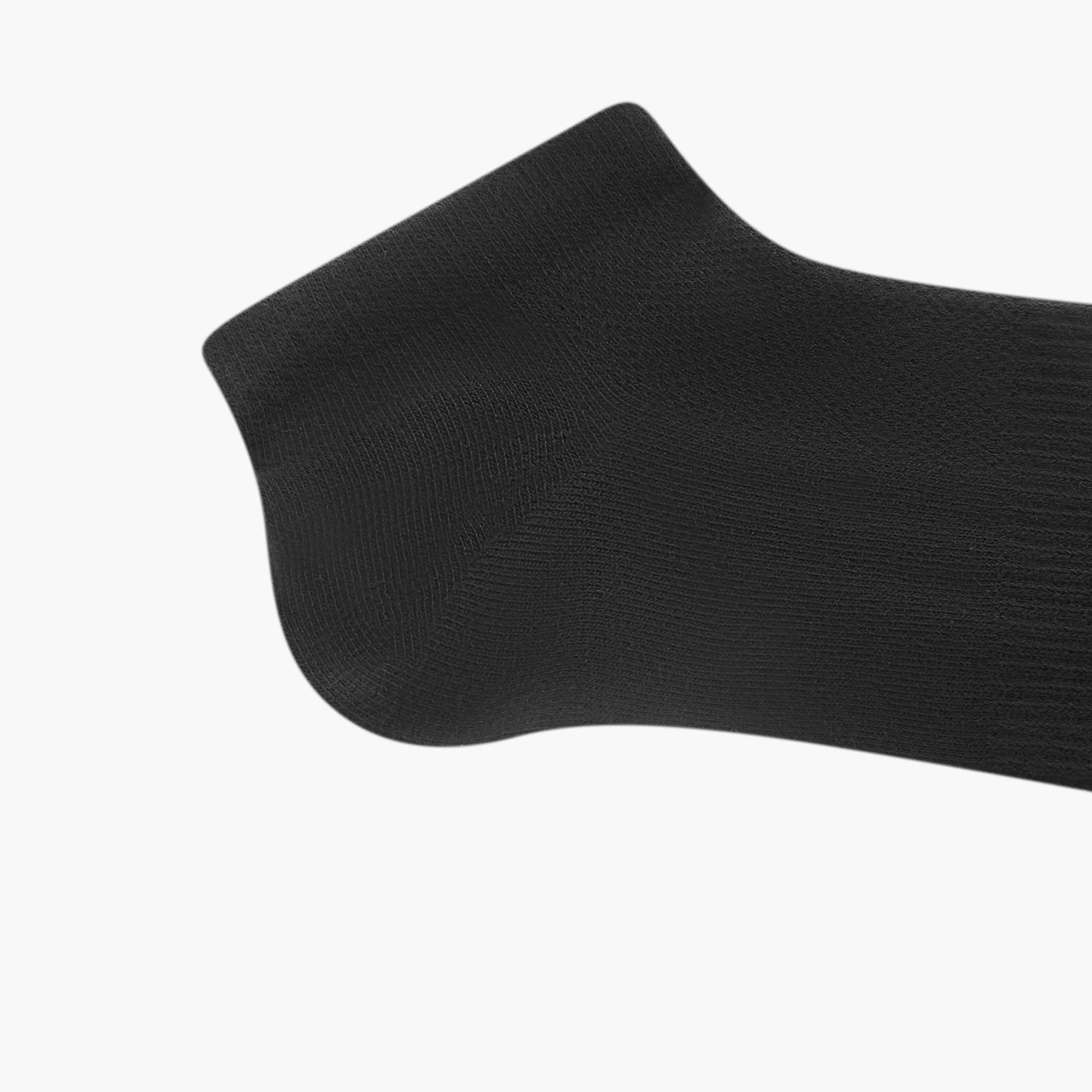 جوارب مقلّمة بطول الكاحل وحماية من البكتيريا - طقم من 3 أزواج-men-socks-image-5