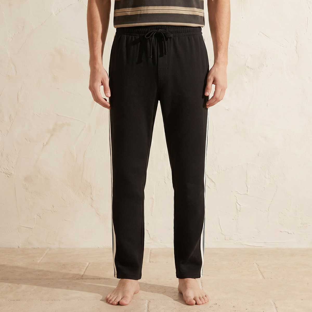 بنطلون بيجاما بتفاصيل شريط وجيب-men-clothing-nightwear-pyjamaandshorts-image-1