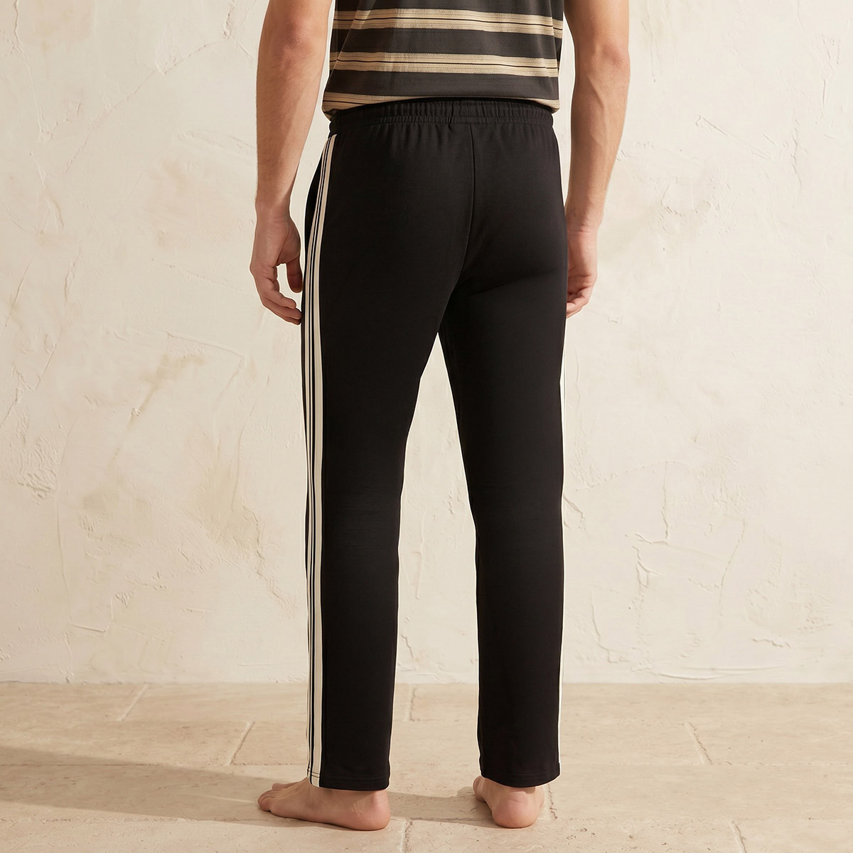 بنطلون بيجاما بتفاصيل شريط وجيب-men-clothing-nightwear-pyjamaandshorts-image-4
