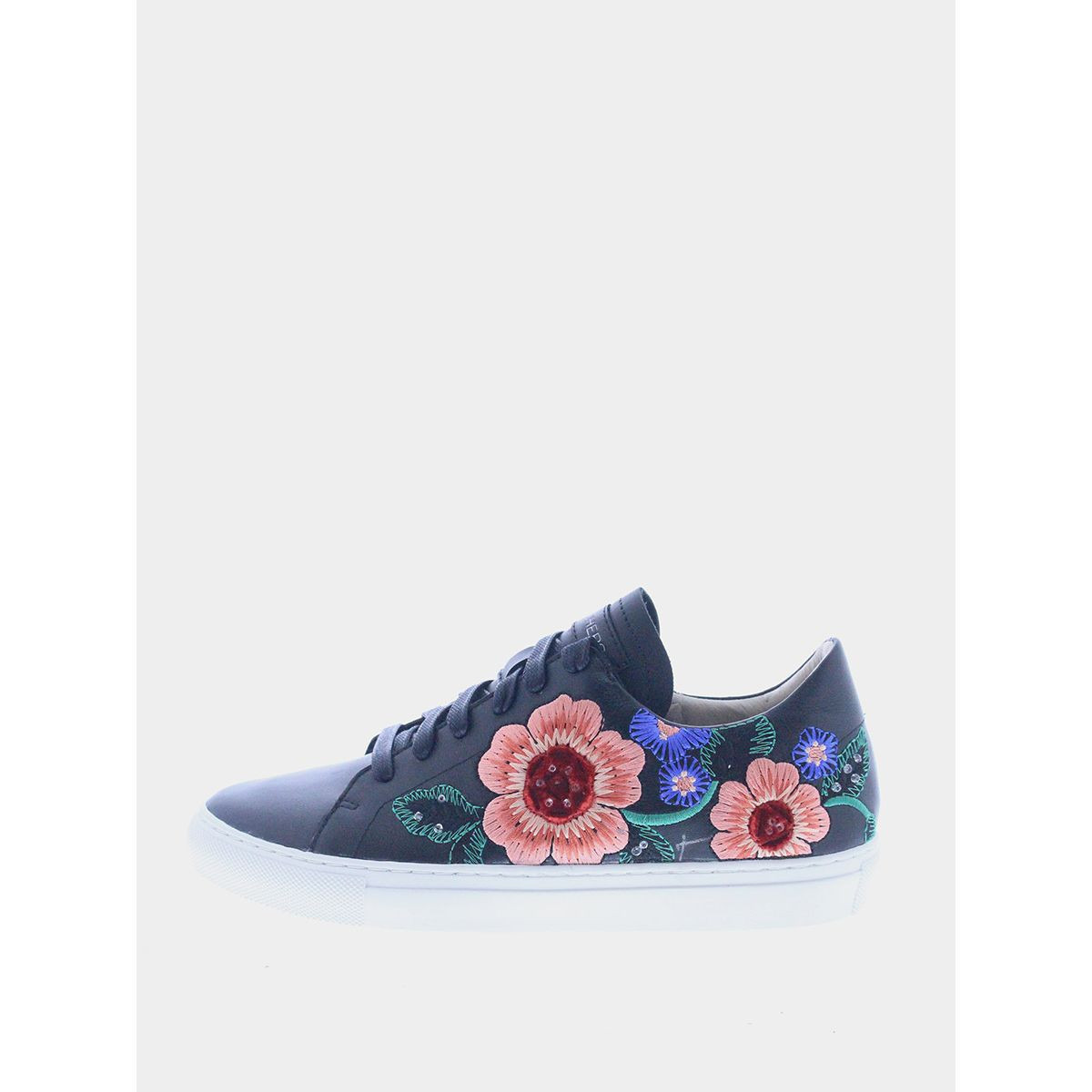 حذاء سنيكرز مزين بتطريزات من سكيتشرز-sports-women-shoes-image-1