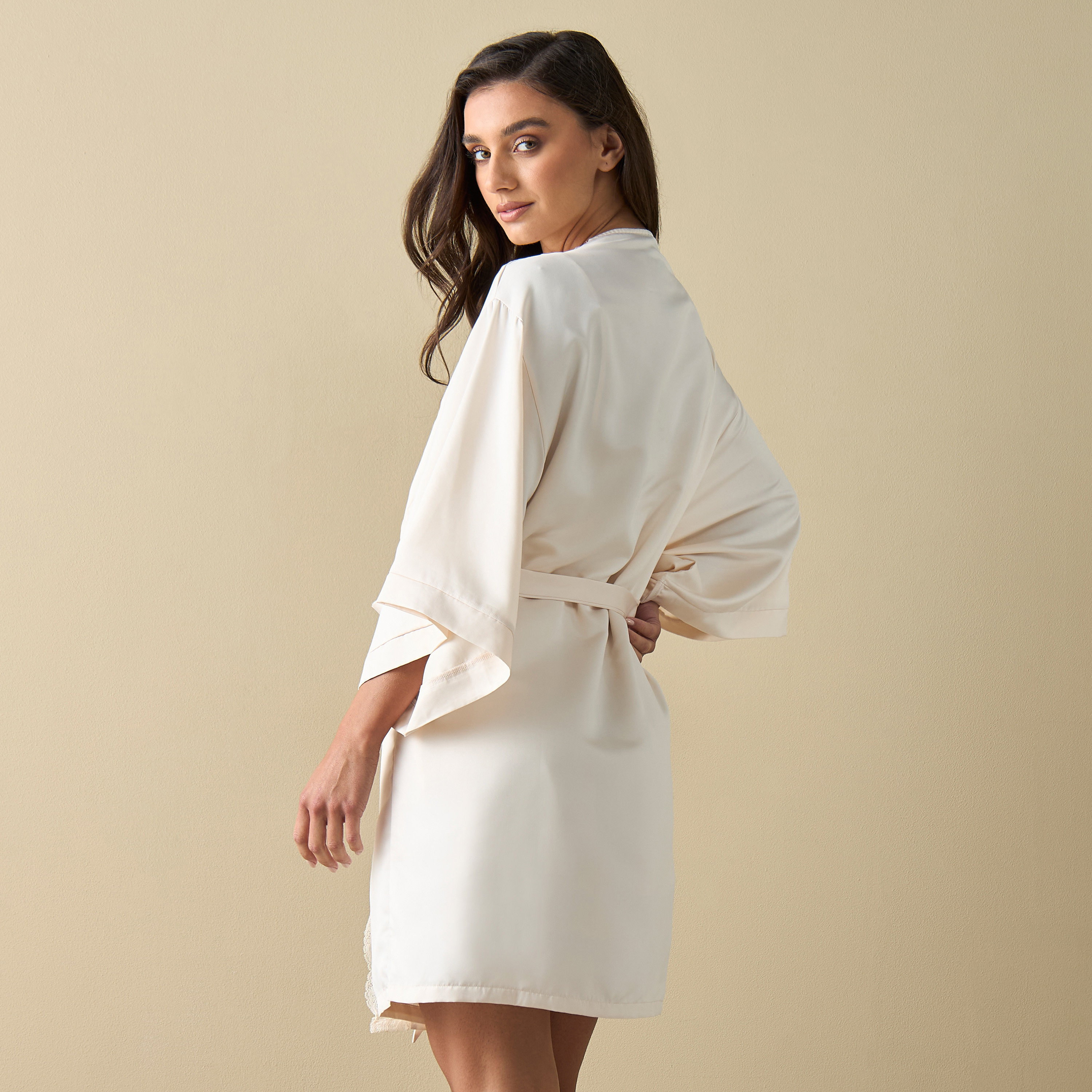 روب سادة بتفاصيل دانتيل وحزام رباط من لا سينزا-women-clothing-nightwear-robes-image-3