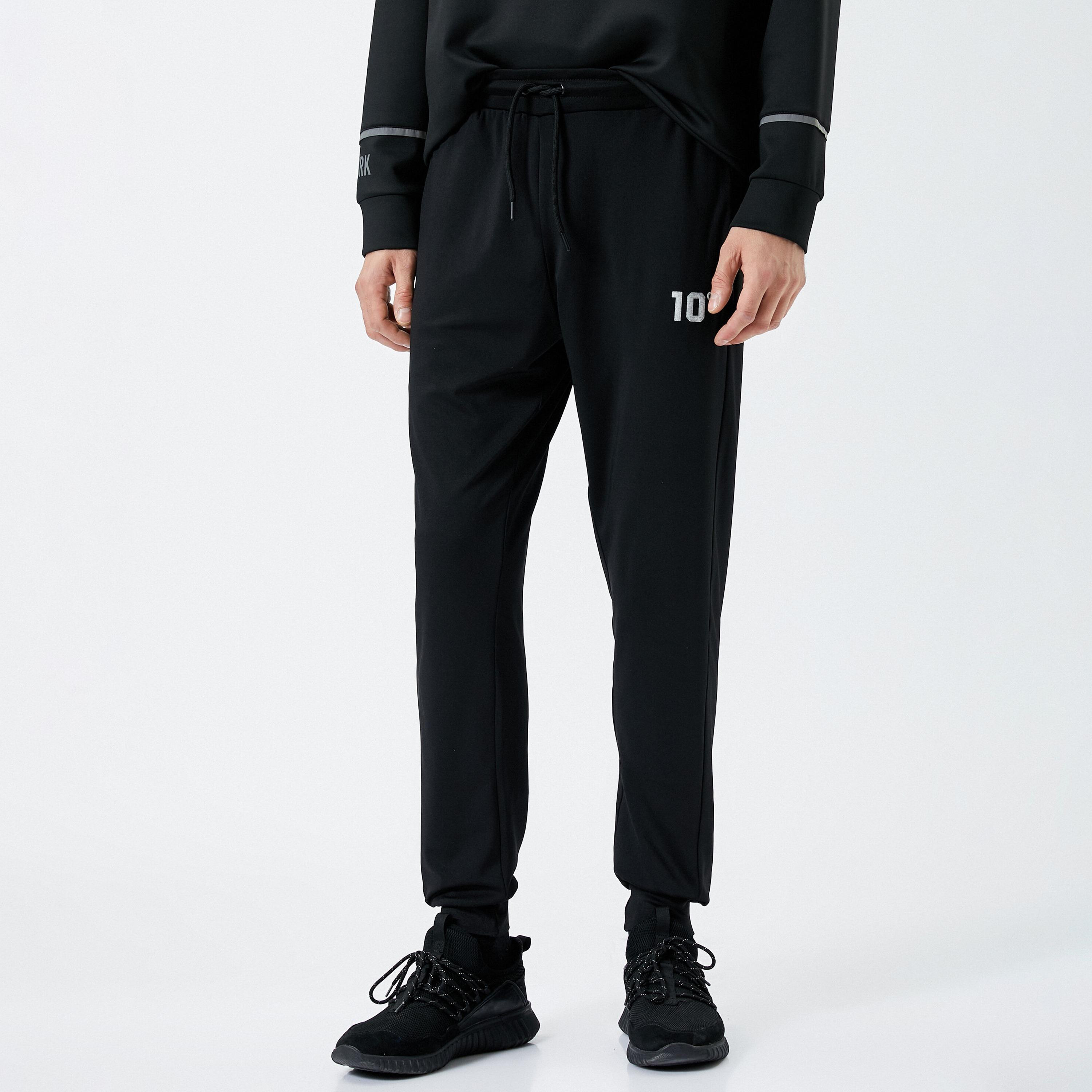 بنطال رياضي (جوغر) رجالي بقصة مستقيمة وخصر متوسط الارتفاع برباط من كوتون-men-clothing-trousersandchinos-trousers-image-1