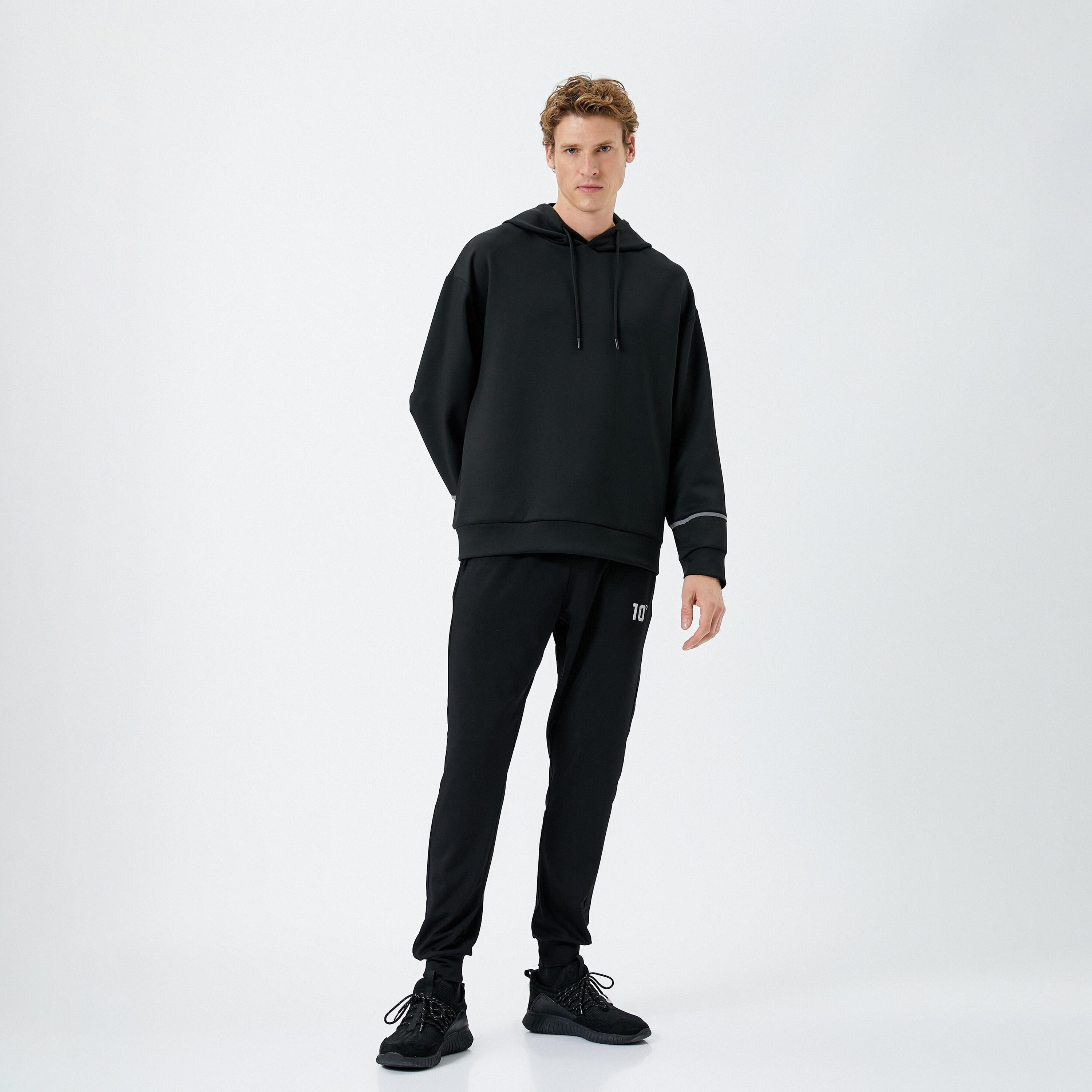 بنطال رياضي (جوغر) رجالي بقصة مستقيمة وخصر متوسط الارتفاع برباط من كوتون-men-clothing-trousersandchinos-trousers-image-2