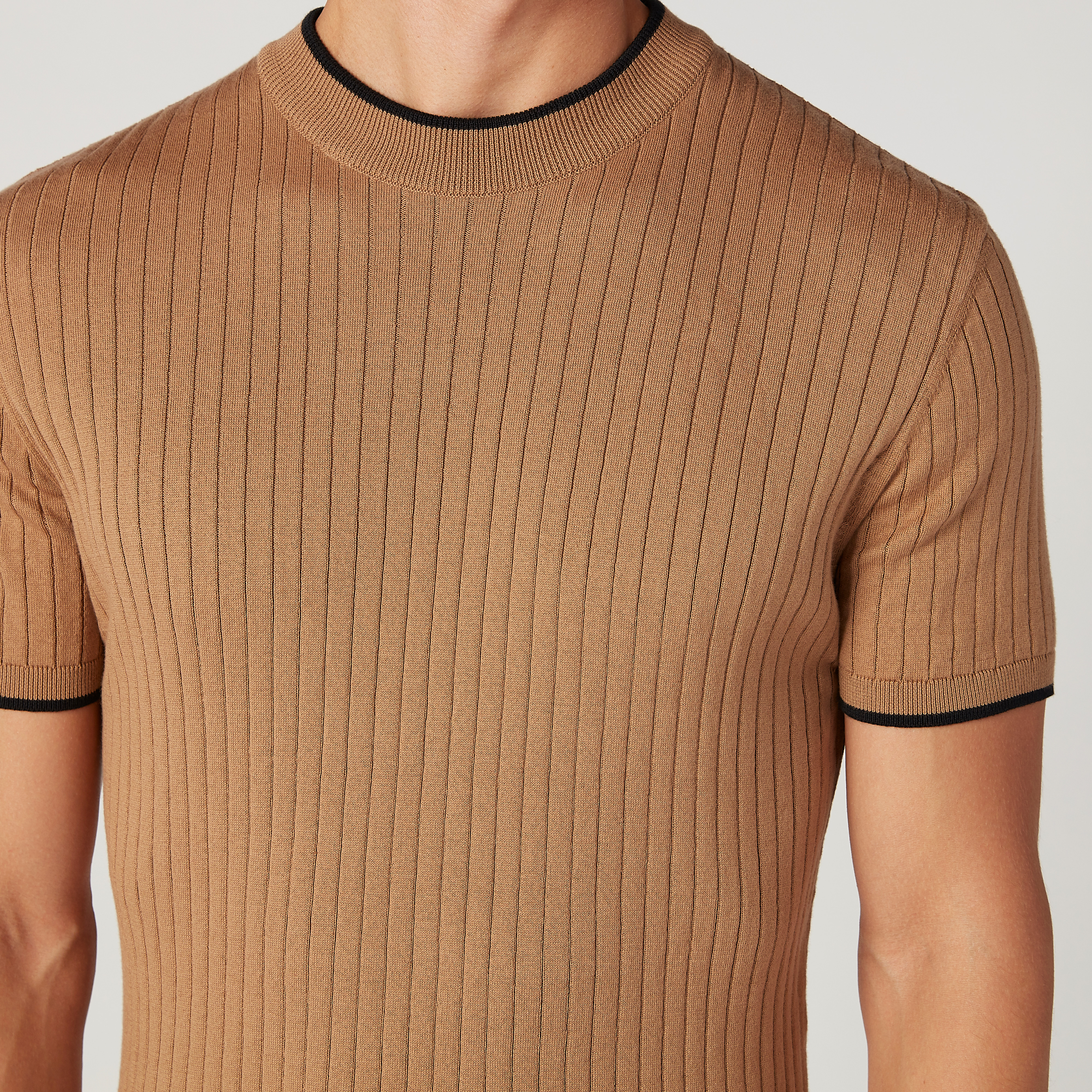 تيشيرت بارز الملمس بياقة ضيّقة وأكمام قصيرة-men-clothing-sweatersandpullovers-image-3
