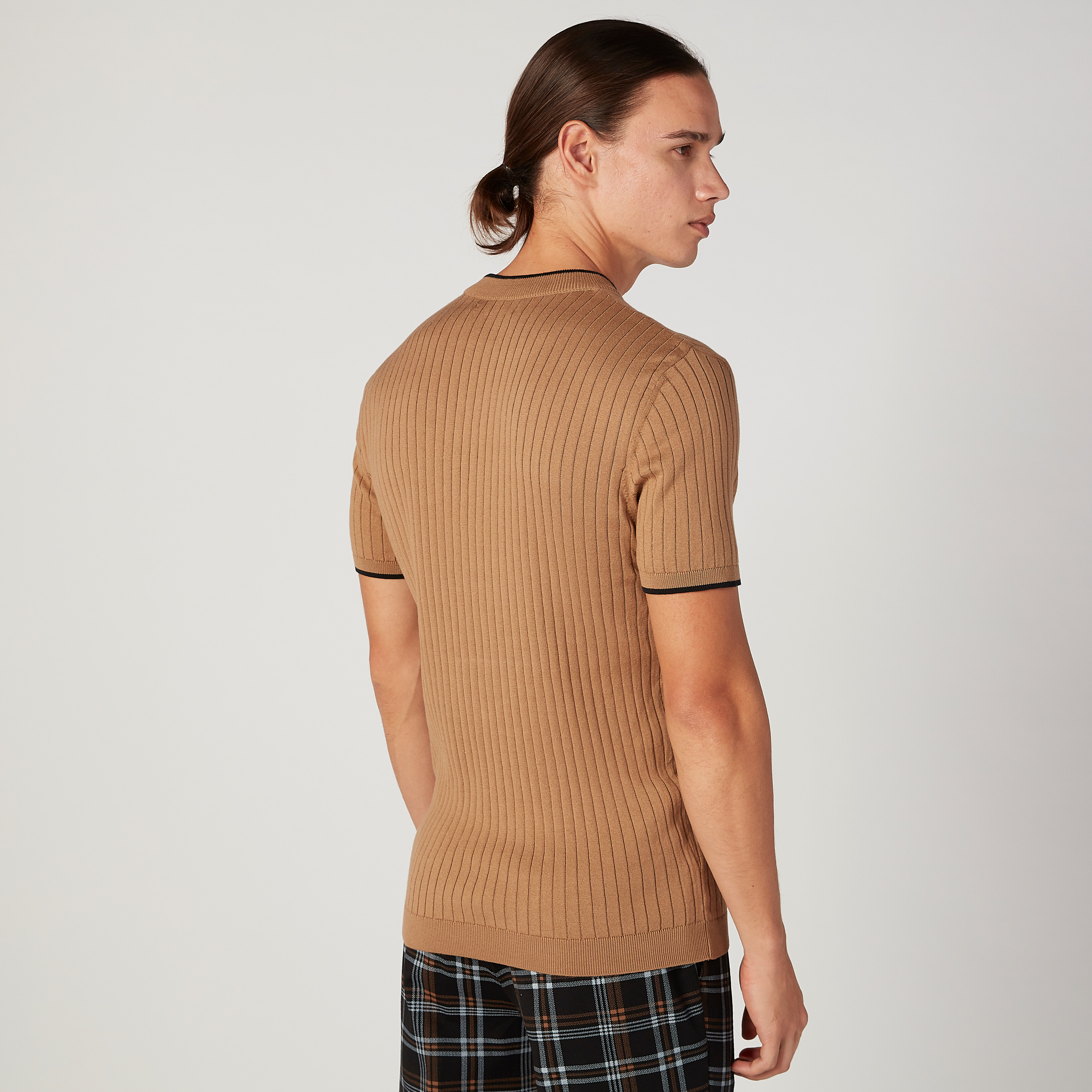 تيشيرت بارز الملمس بياقة ضيّقة وأكمام قصيرة-men-clothing-sweatersandpullovers-image-4