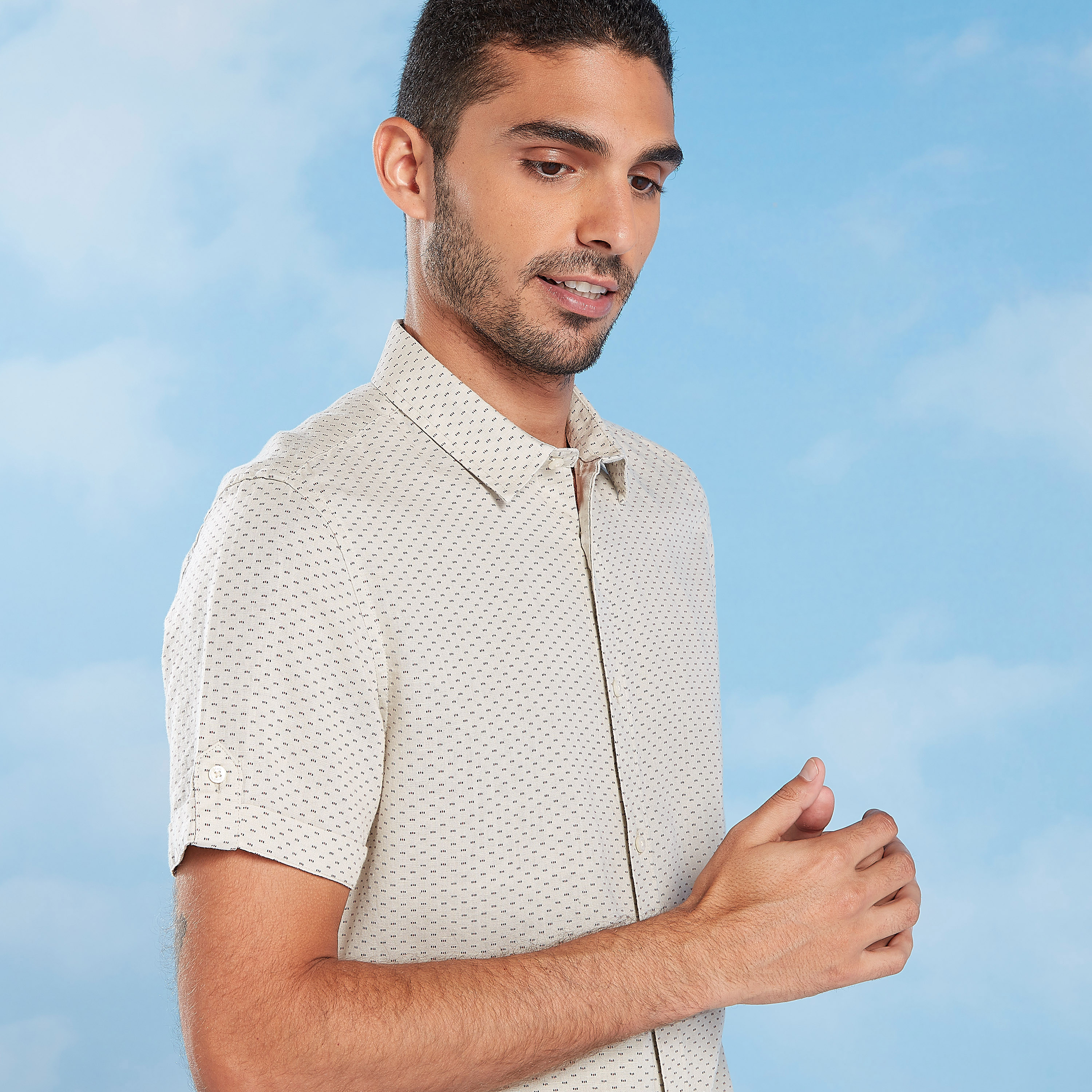 قميص كتّان مستدام بياقة ماندارين وأكمام قصيرة وطبعات-men-clothing-shirts-image-3