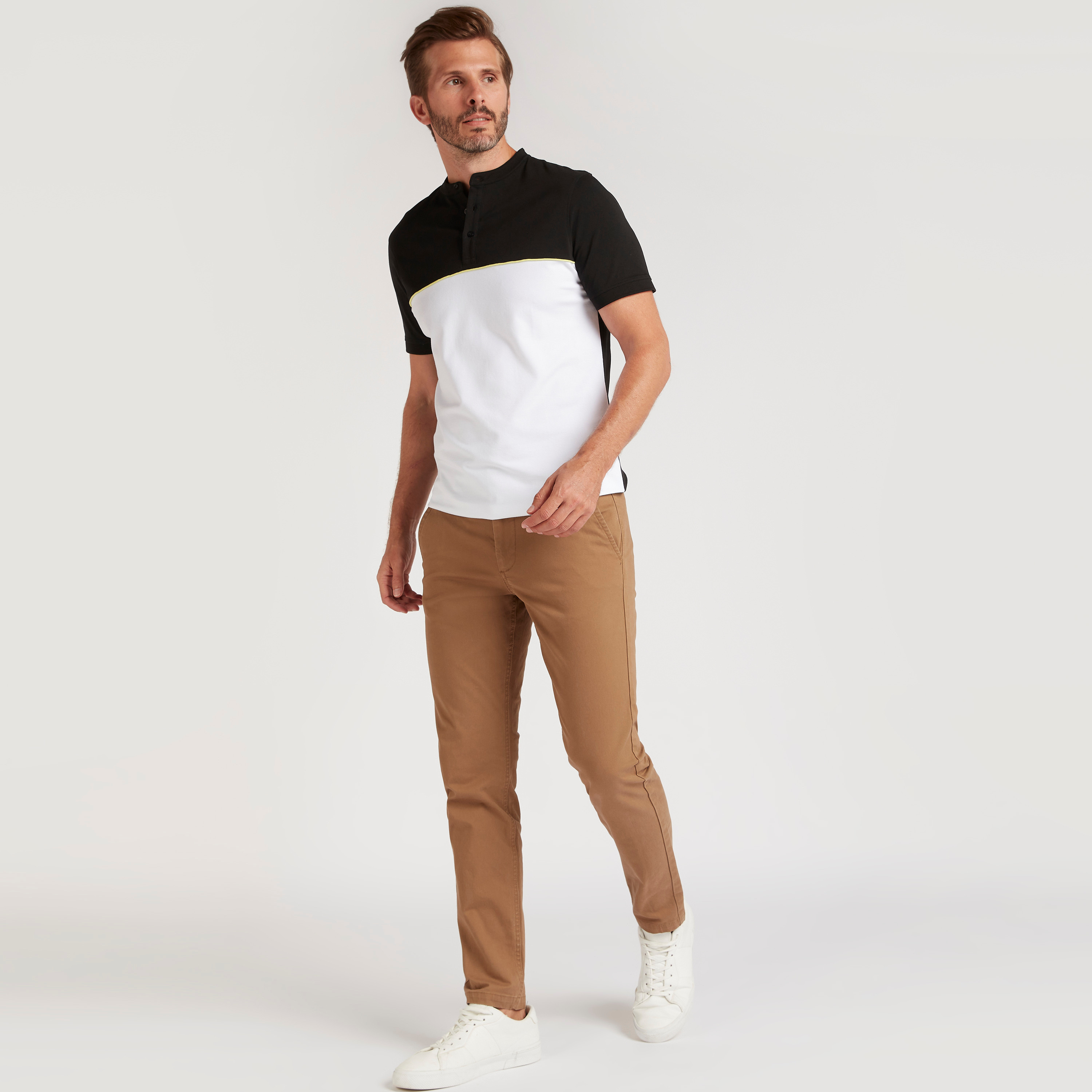 تيشيرت بتصاميم مغايرة وياقة ماندارين وأكمام قصيرة-men-clothing-tshirtsandpolos-tshirts-image-2