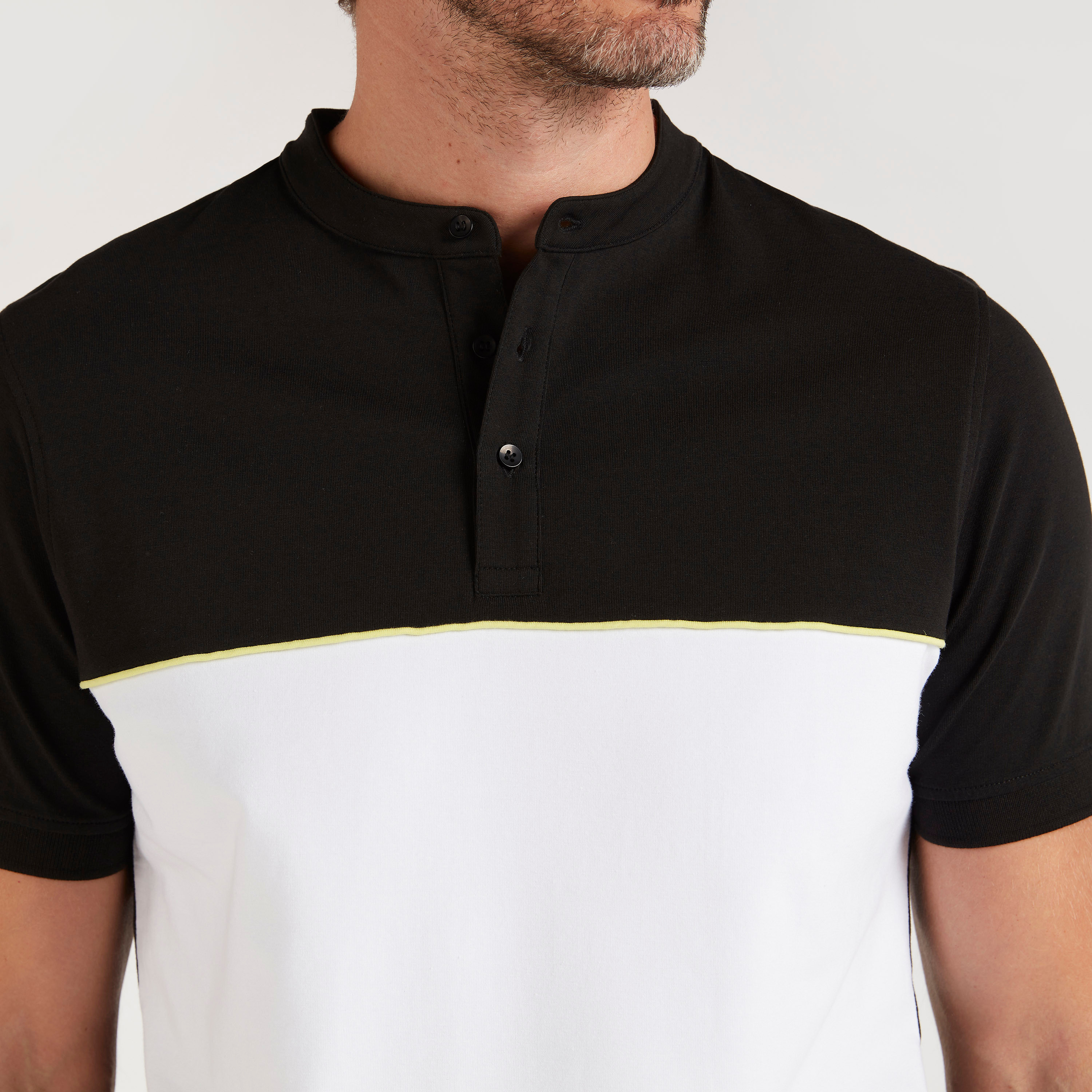 تيشيرت بتصاميم مغايرة وياقة ماندارين وأكمام قصيرة-men-clothing-tshirtsandpolos-tshirts-image-3