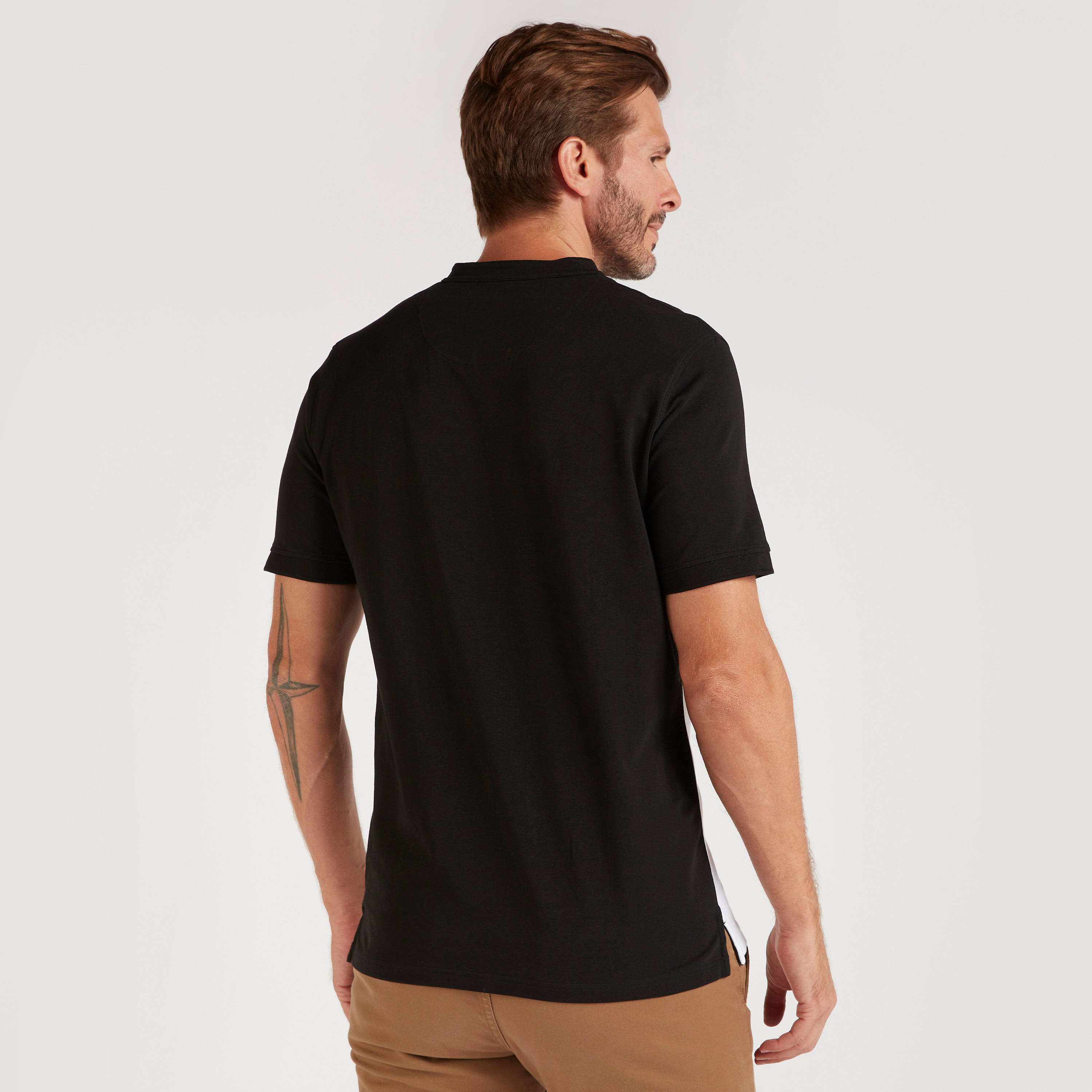 تيشيرت بتصاميم مغايرة وياقة ماندارين وأكمام قصيرة-men-clothing-tshirtsandpolos-tshirts-image-4
