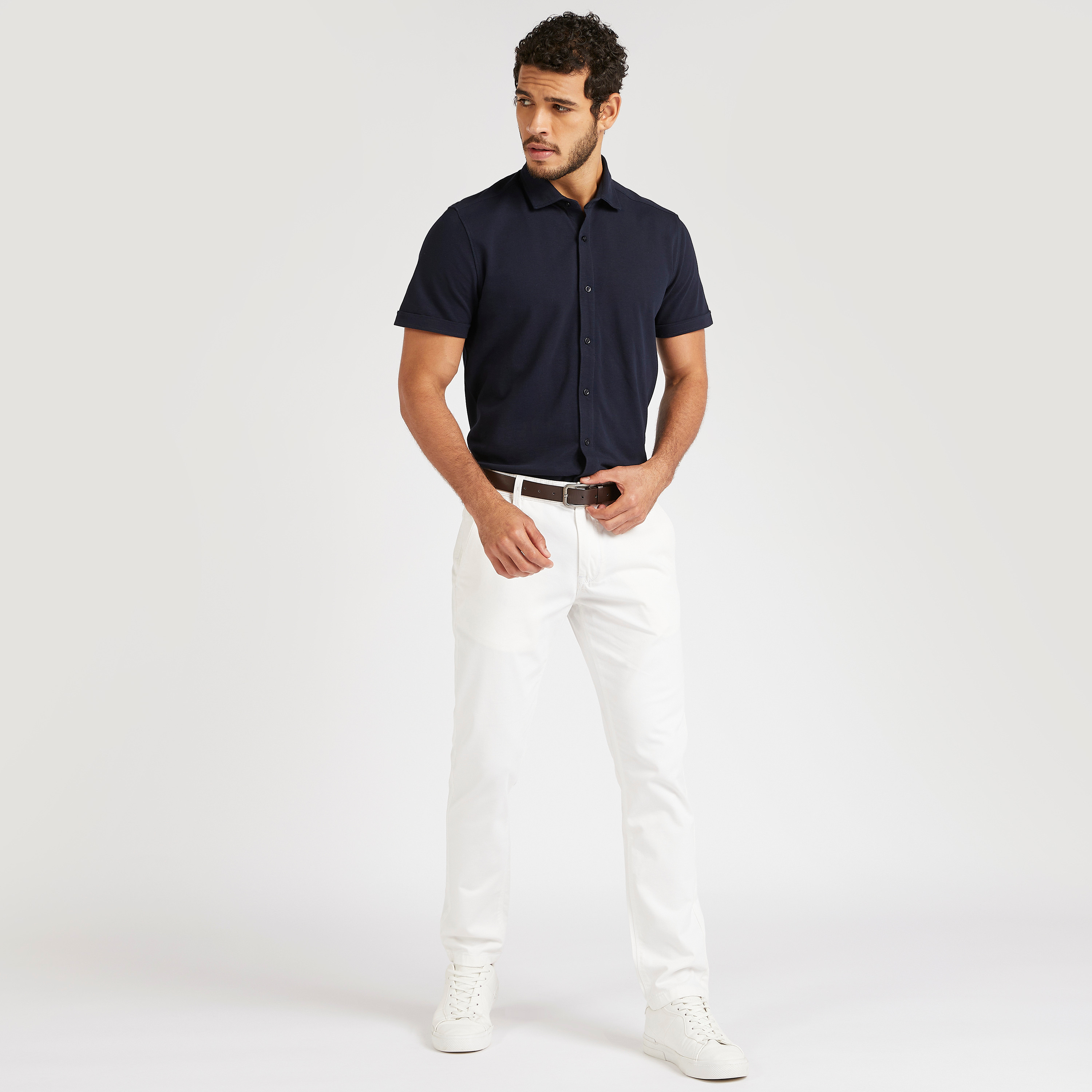 قميص بارز الملمس بقصة سليم وياقة عاديّة وأكمام قصيرة-men-clothing-shirts-image-2