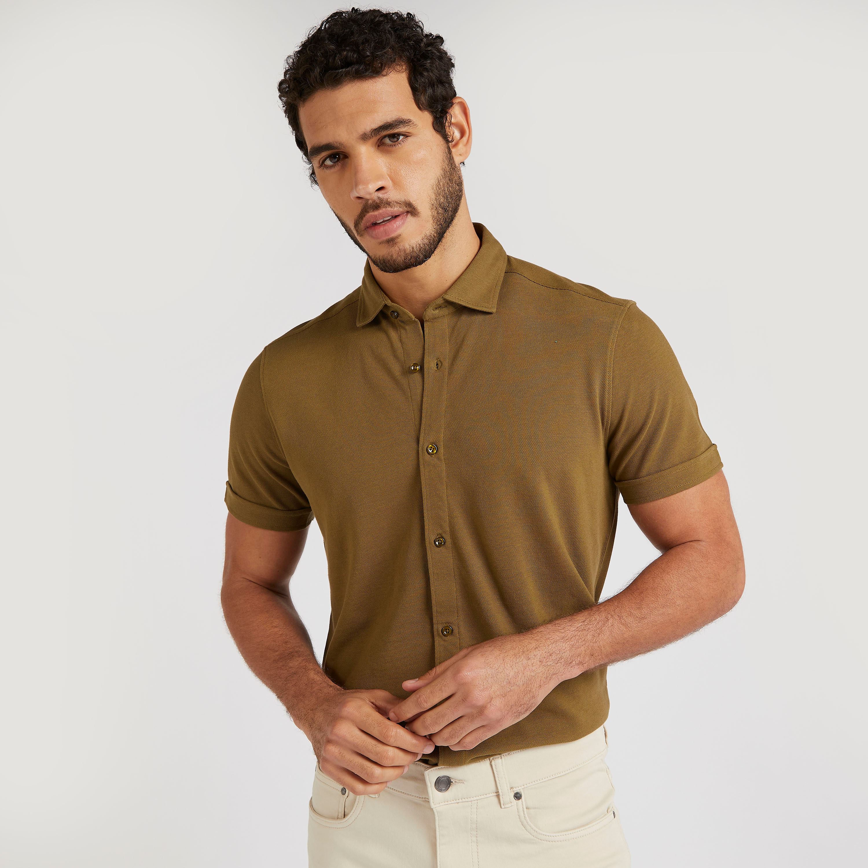 قميص بارز الملمس بقصة سليم وياقة عاديّة وأكمام قصيرة-men-clothing-shirts-image-6