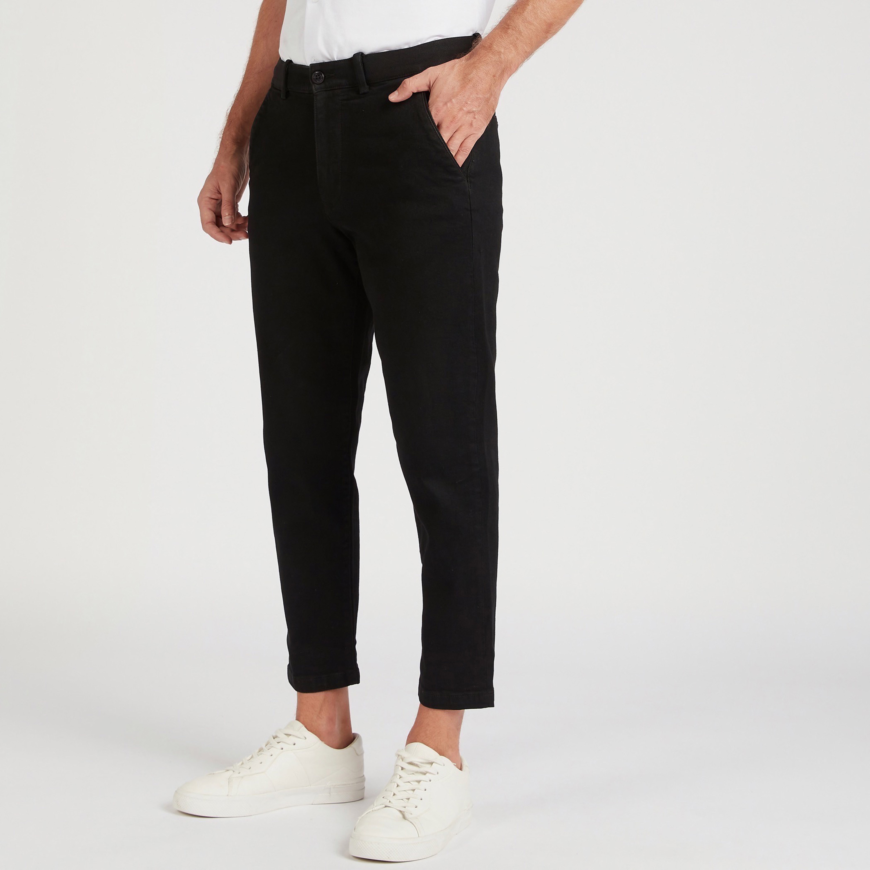 Pants with cross outlet on pockets