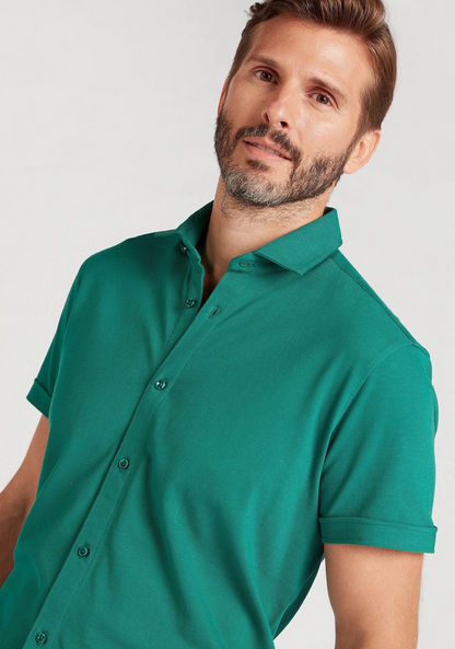 Solid Shirt with Short Sleeves and Button Closure