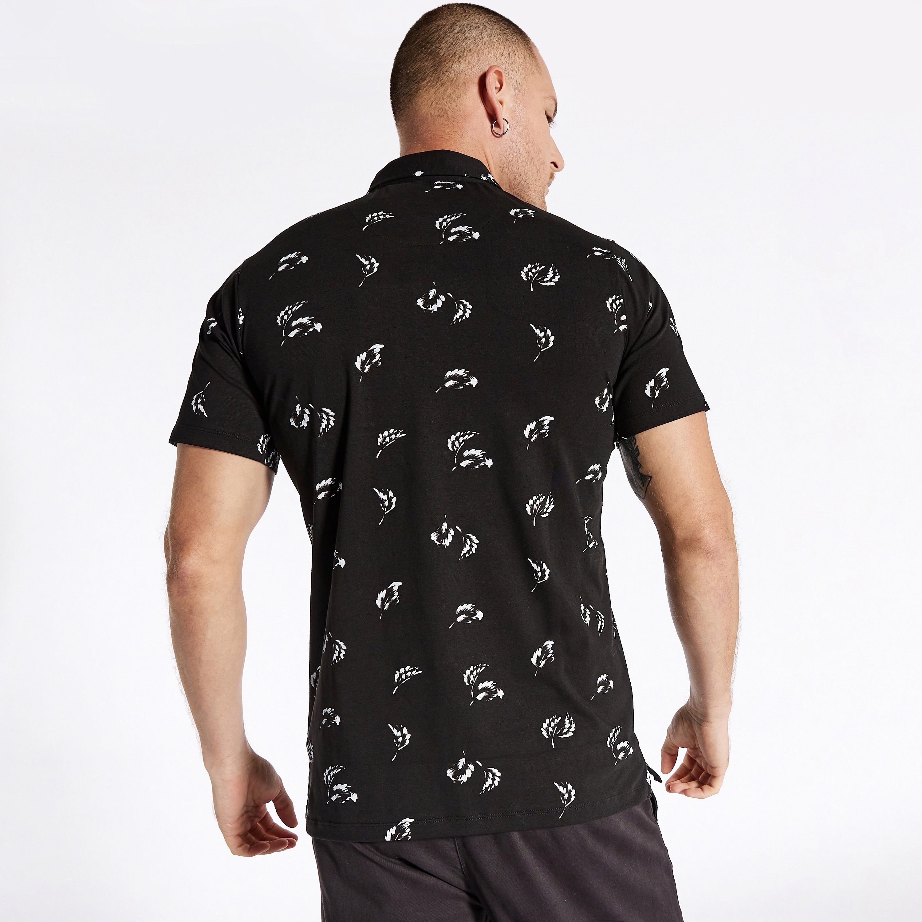 تيشيرت بولو بأكمام قصيرة وزر إغلاق وطبعات-men-clothing-tshirtsandpolos-polos-image-4