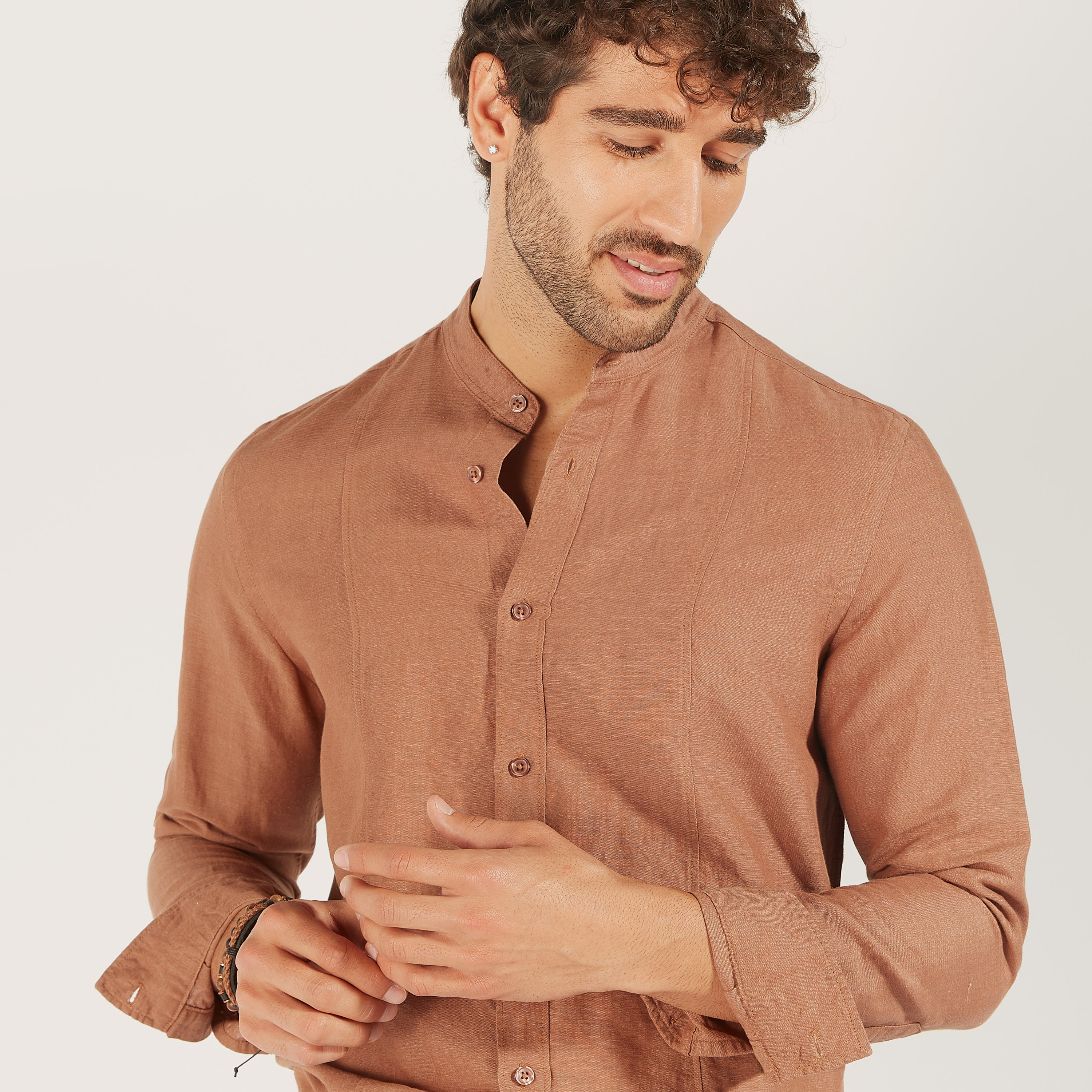قميص سادة بياقة ماندارين وأكمام طويلة-men-clothing-shirts-image-14