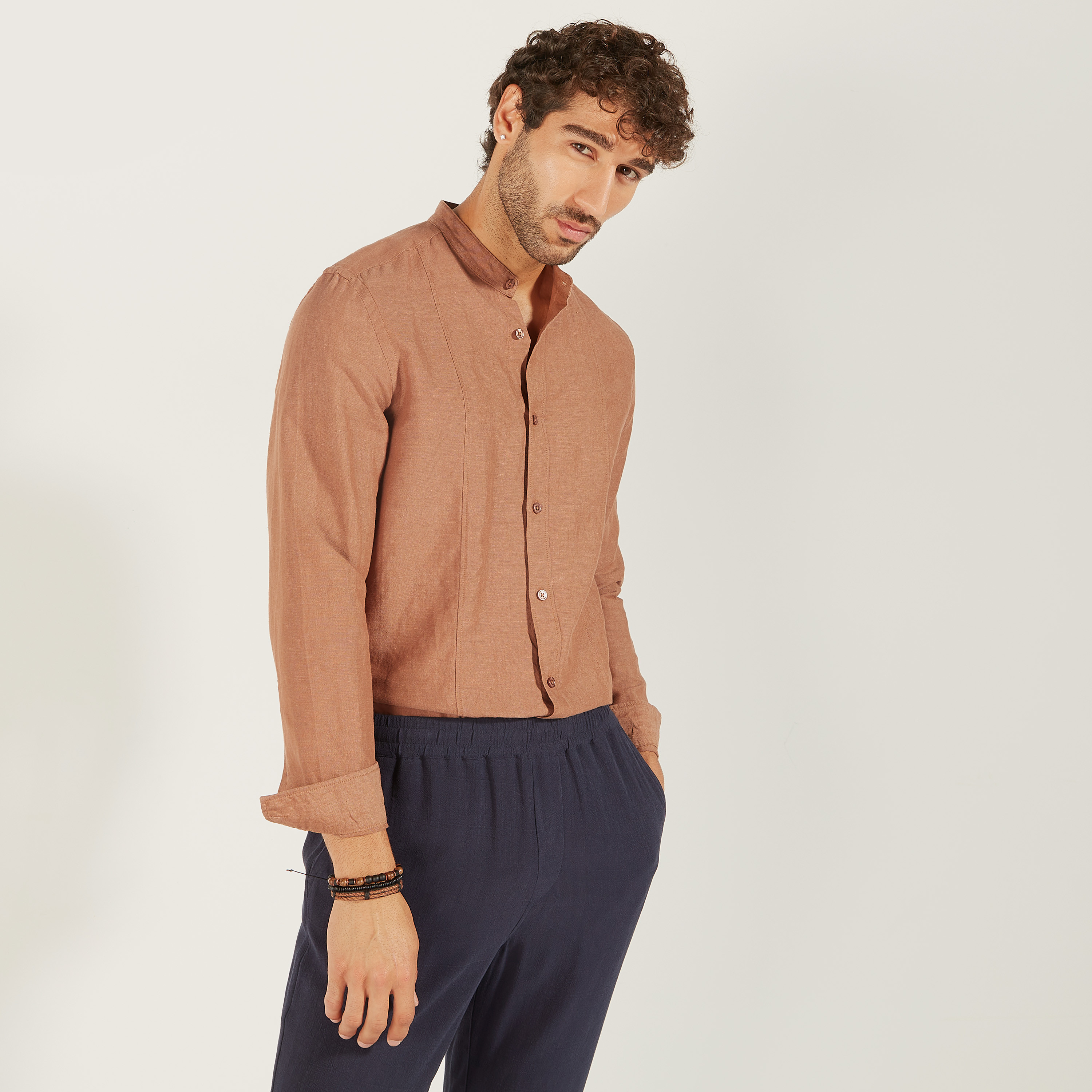 قميص سادة بياقة ماندارين وأكمام طويلة-men-clothing-shirts-image-15