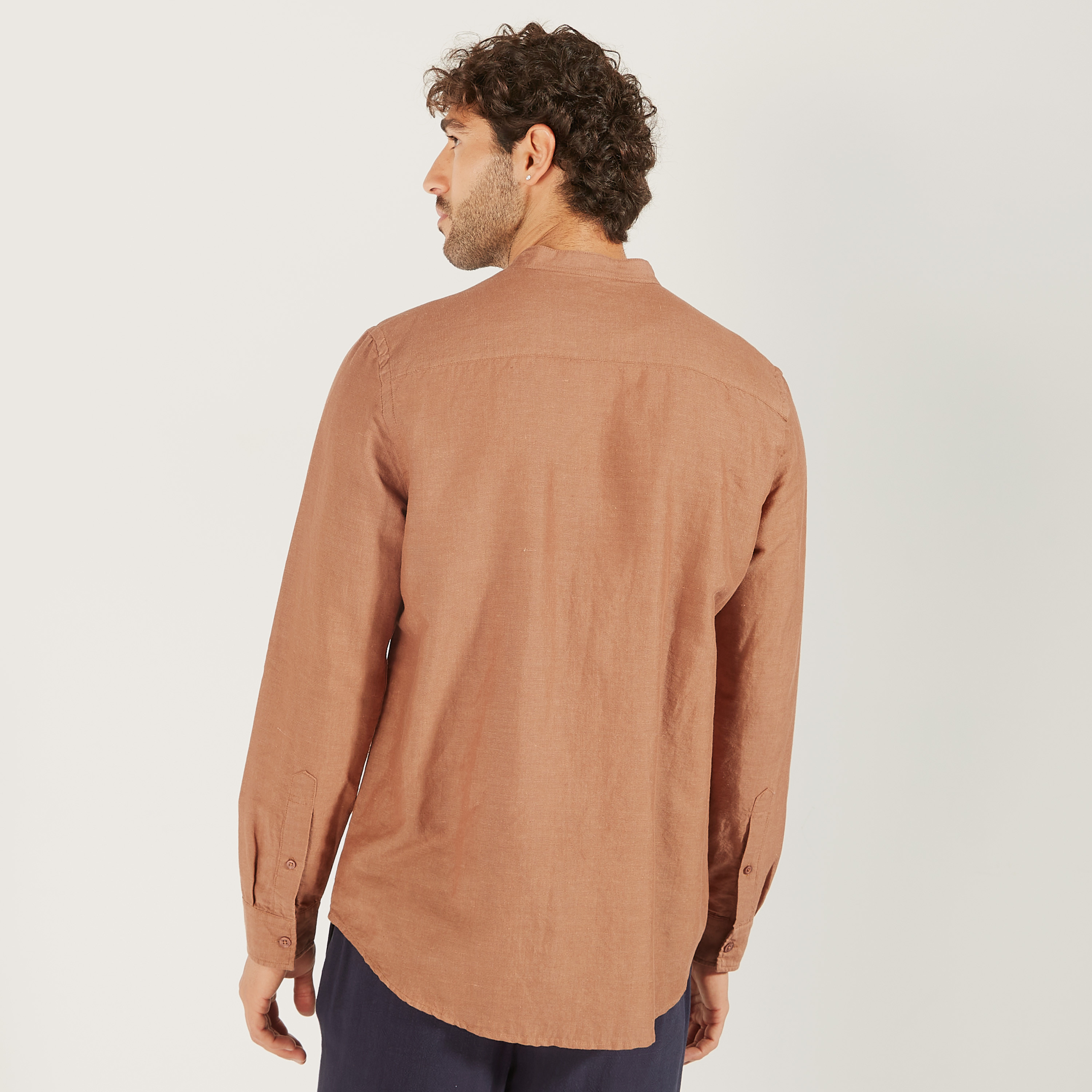 قميص سادة بياقة ماندارين وأكمام طويلة-men-clothing-shirts-image-17