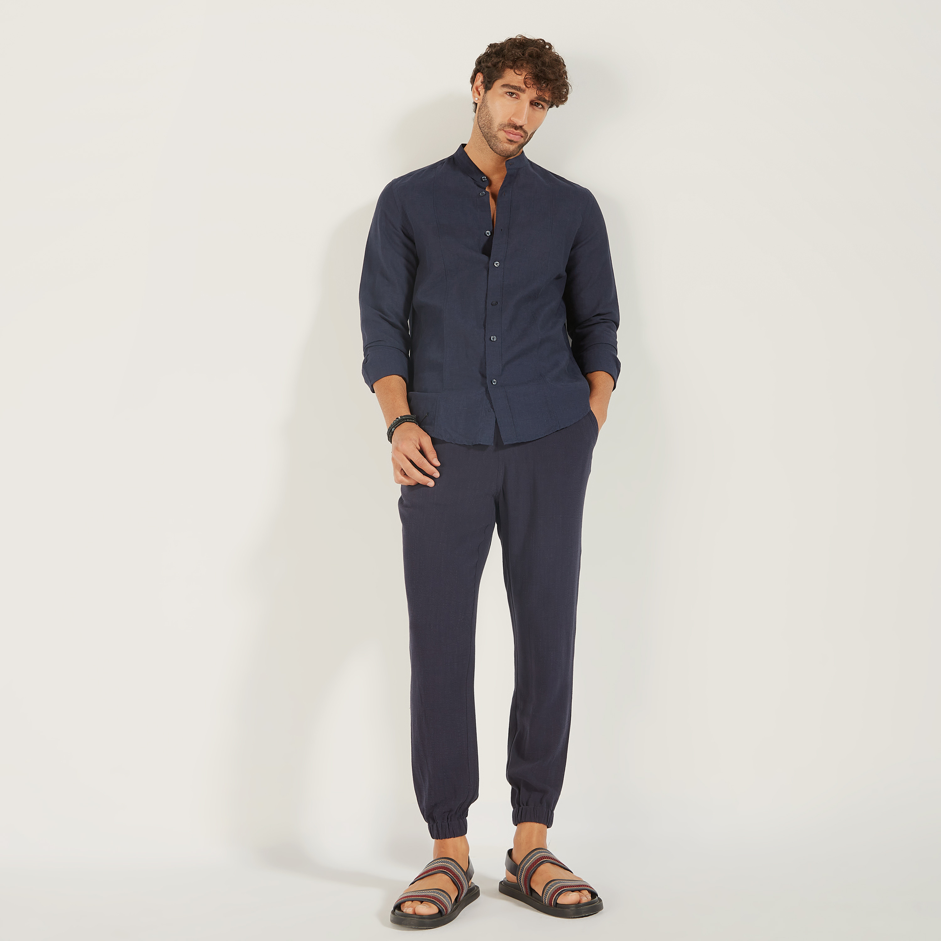 قميص سادة بياقة ماندارين وأكمام طويلة-men-clothing-shirts-image-19