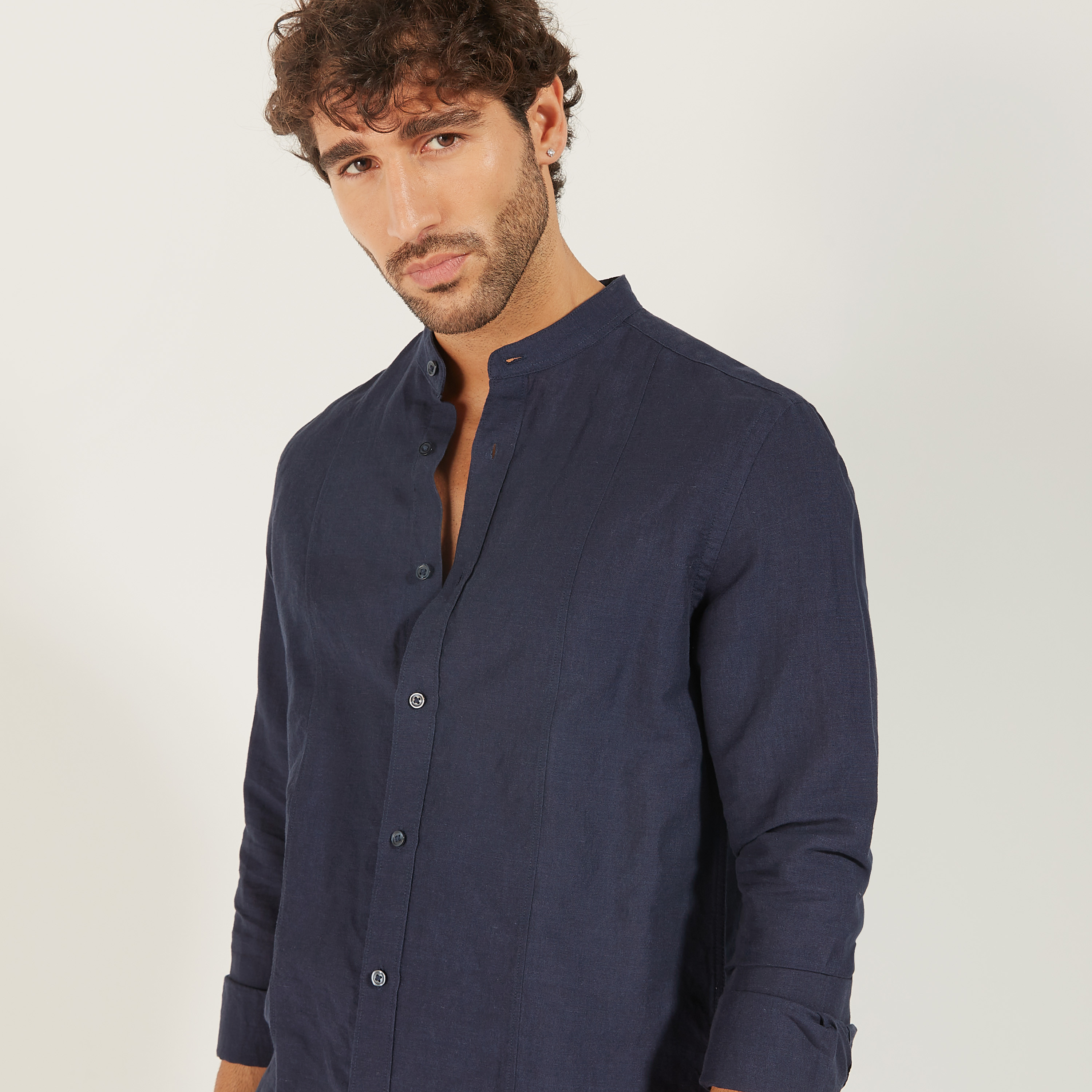 قميص سادة بياقة ماندارين وأكمام طويلة-men-clothing-shirts-image-20