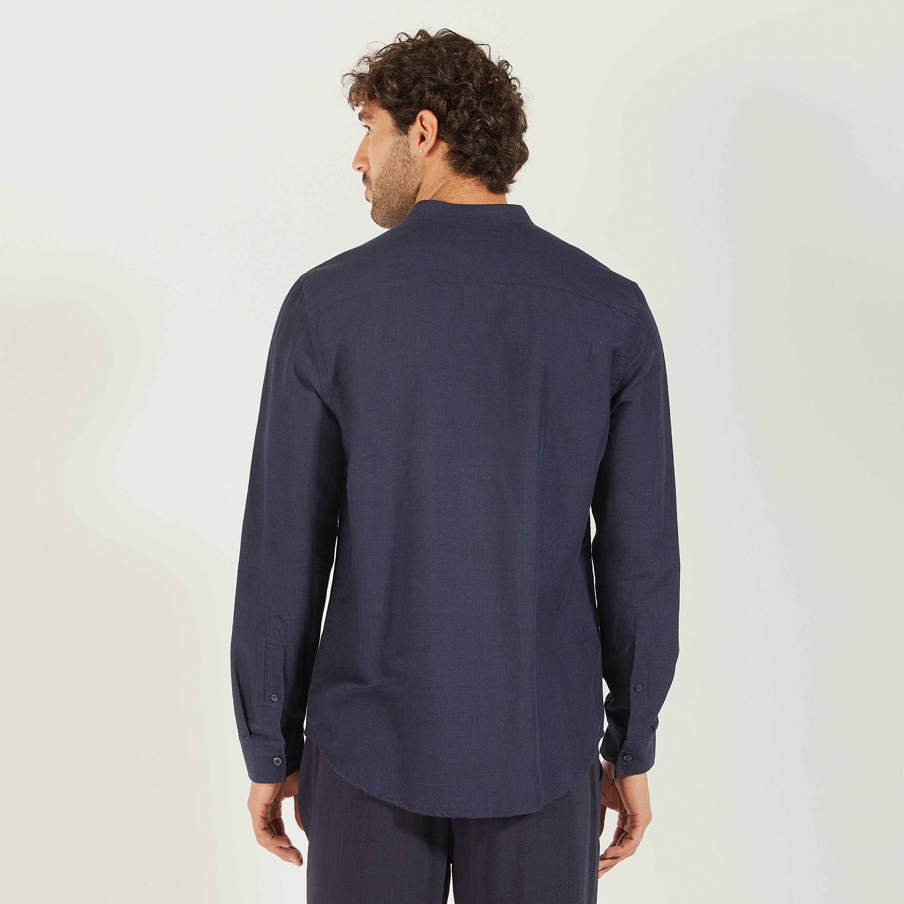 قميص سادة بياقة ماندارين وأكمام طويلة-men-clothing-shirts-image-21