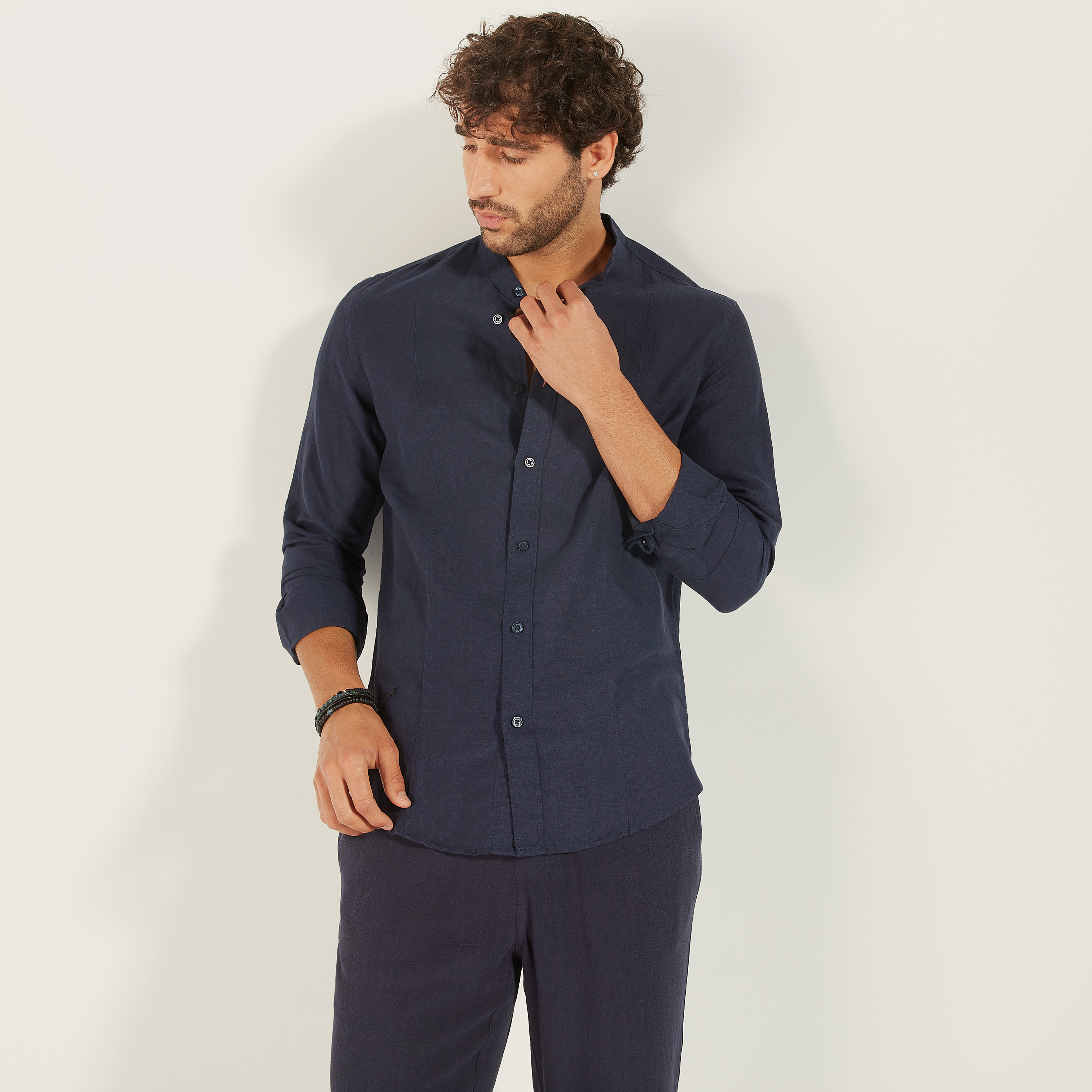 قميص سادة بياقة ماندارين وأكمام طويلة-men-clothing-shirts-image-22