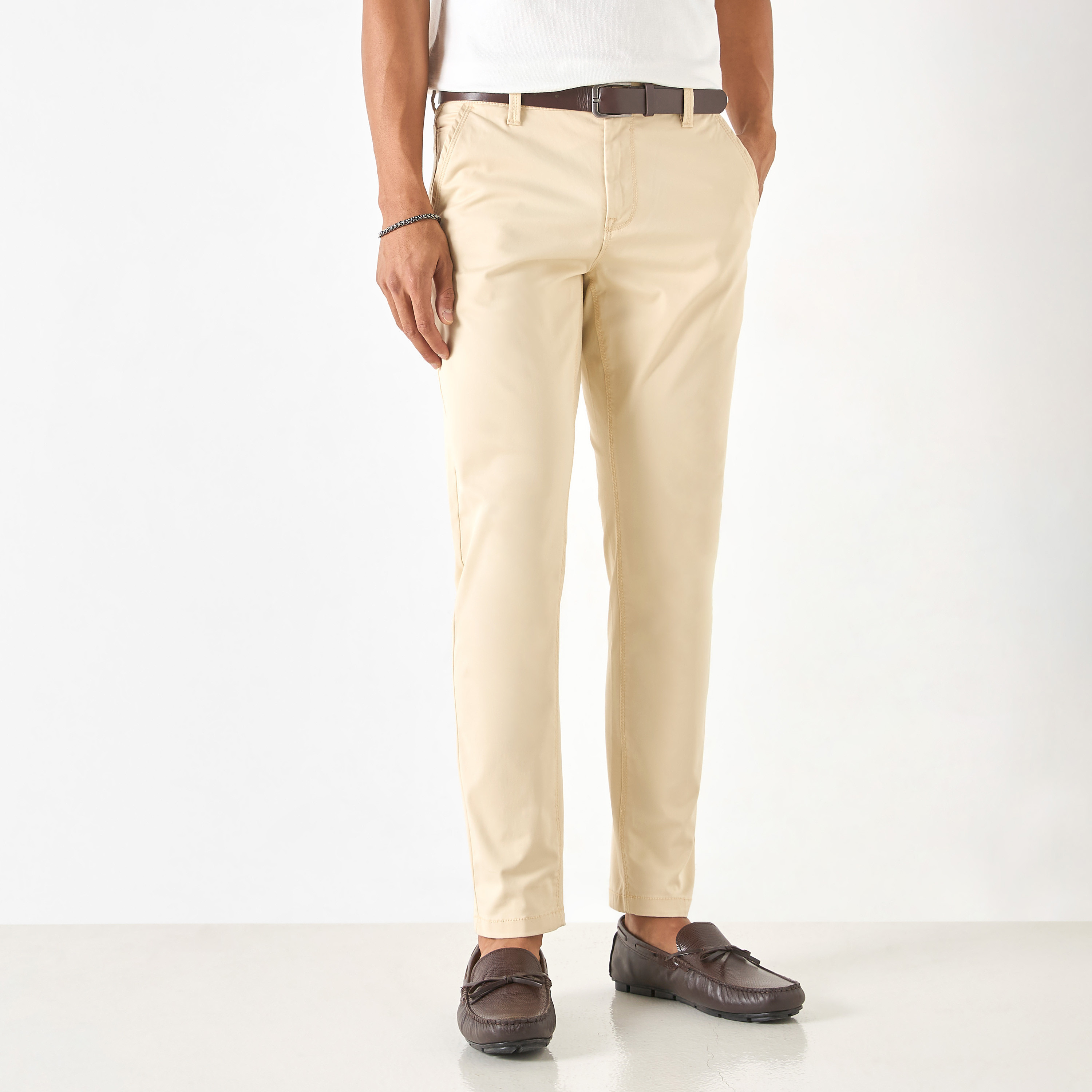 بنطلون شينو بقصّة سليم وجيوب وحزام-men-clothing-bottoms-trousersandchinos-chinos-image-10