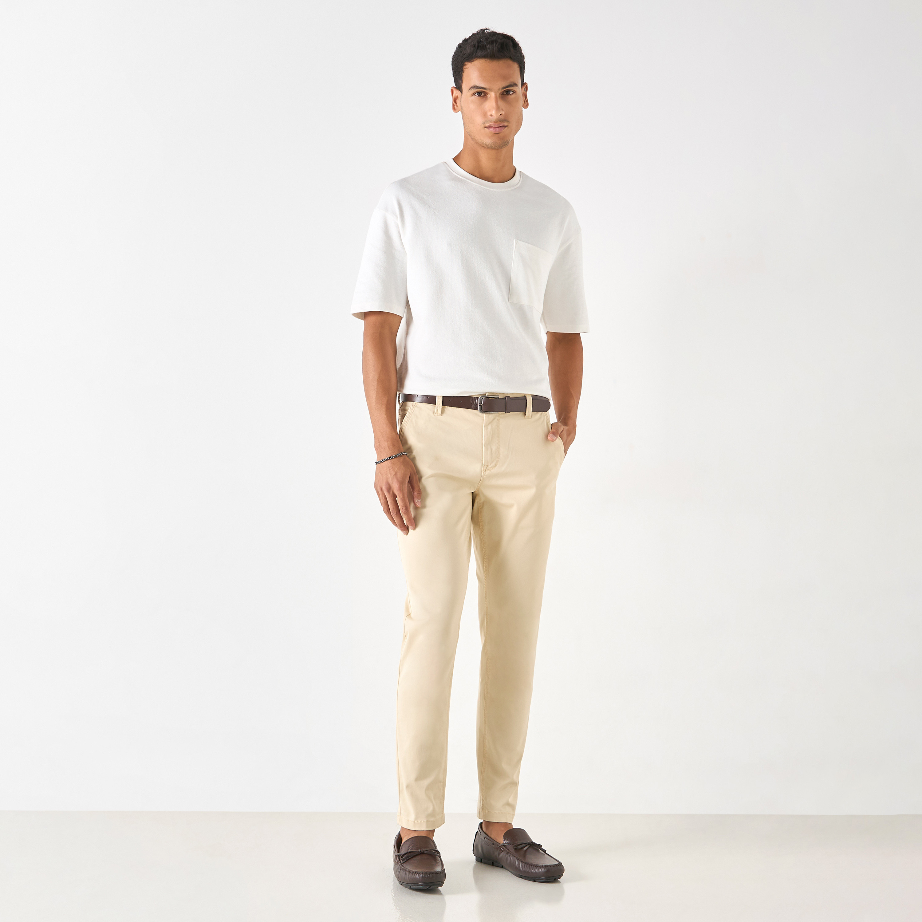 بنطلون شينو بقصّة سليم وجيوب وحزام-men-clothing-bottoms-trousersandchinos-chinos-image-9